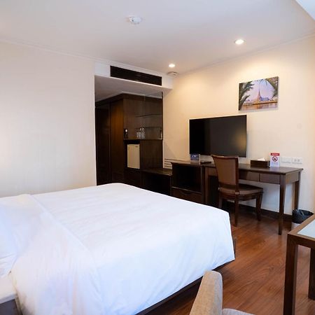 Journeyhub Sukhumvit 26, Bangkok - Formerly St James Hotel エクステリア 写真