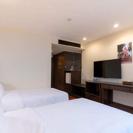 Journeyhub Sukhumvit 26, Bangkok - Formerly St James Hotel エクステリア 写真