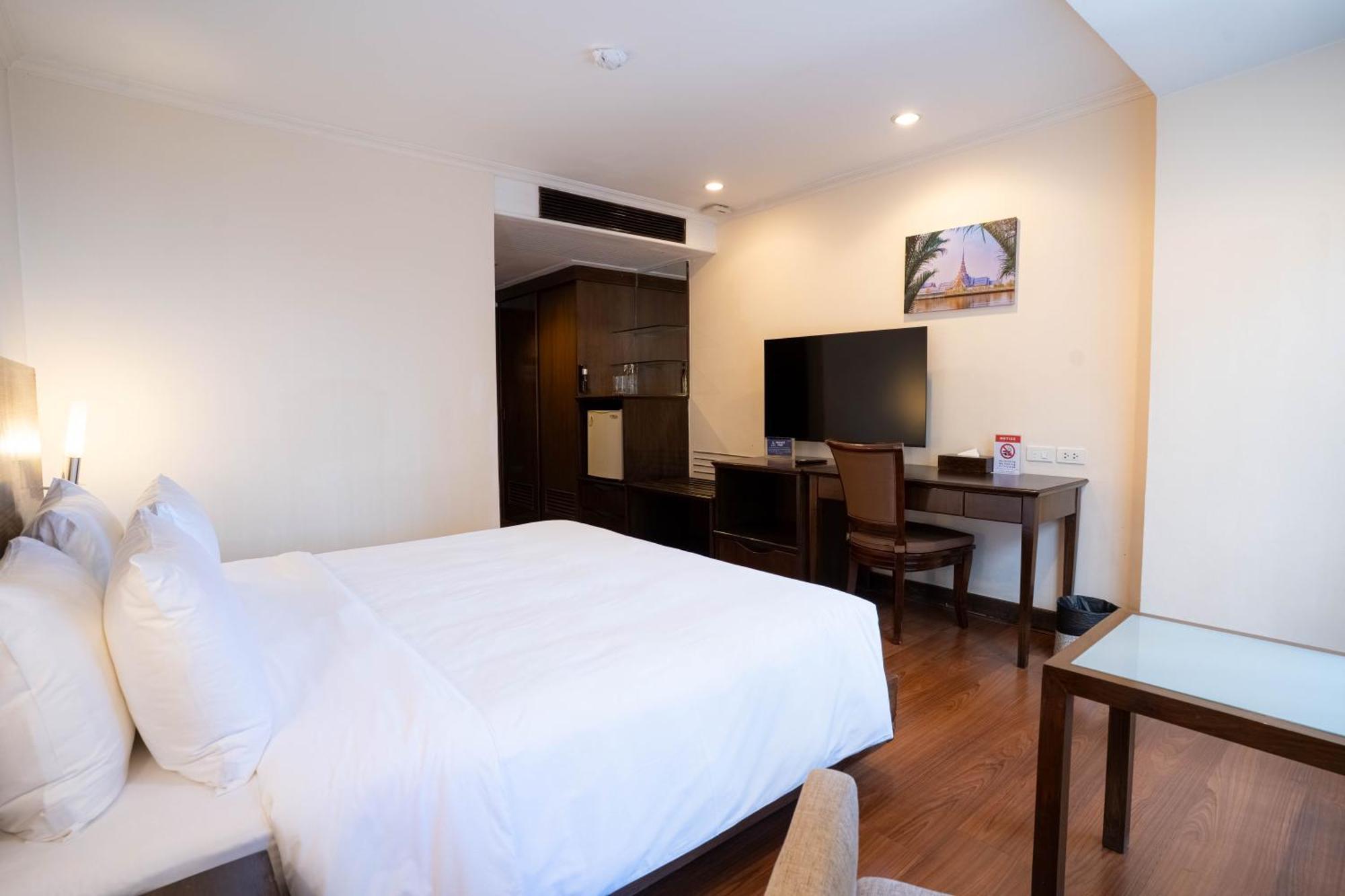 Journeyhub Sukhumvit 26, Bangkok - Formerly St James Hotel エクステリア 写真