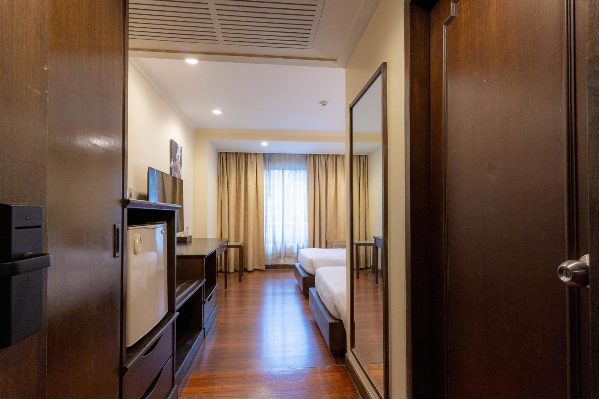 Journeyhub Sukhumvit 26, Bangkok - Formerly St James Hotel エクステリア 写真