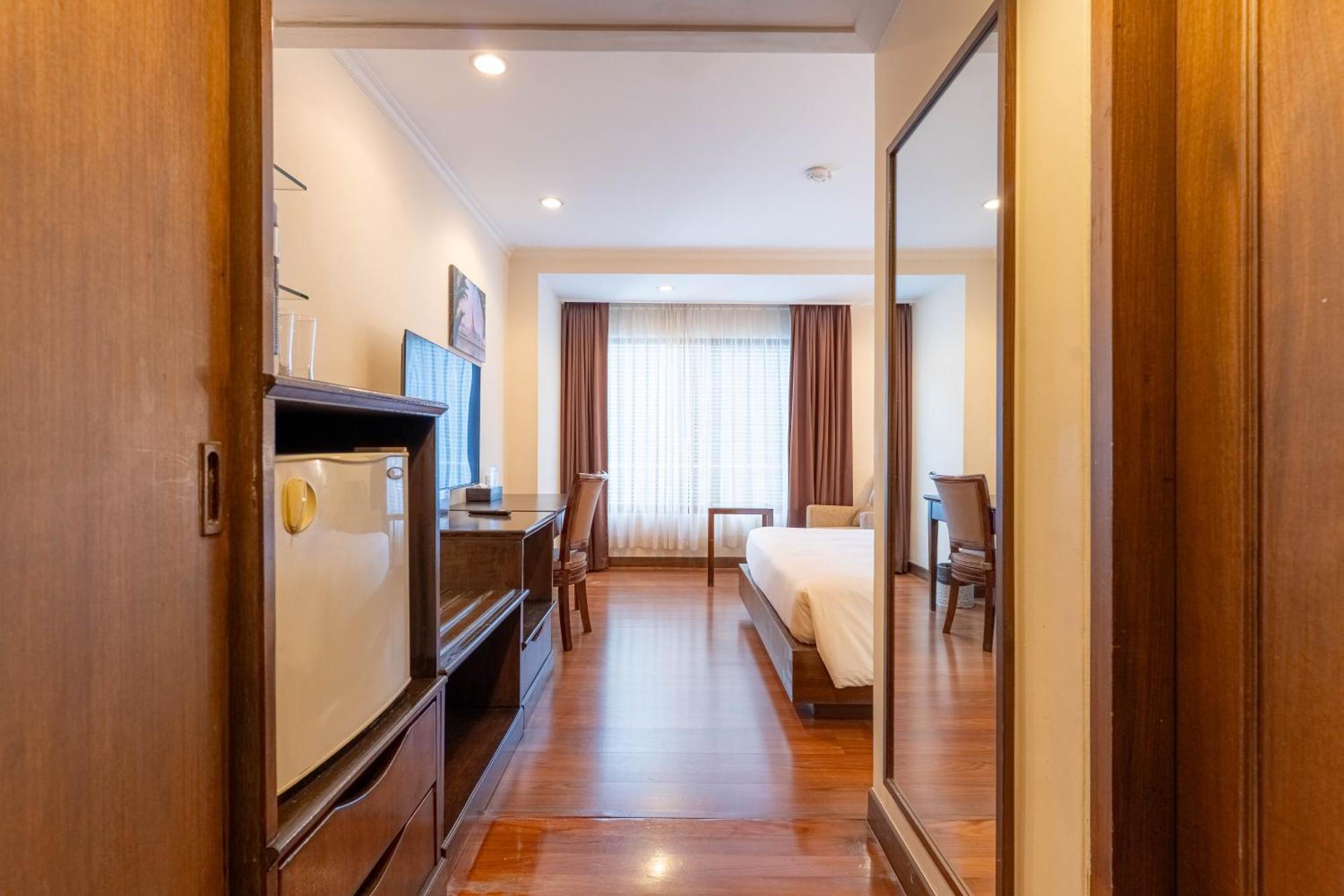Journeyhub Sukhumvit 26, Bangkok - Formerly St James Hotel エクステリア 写真