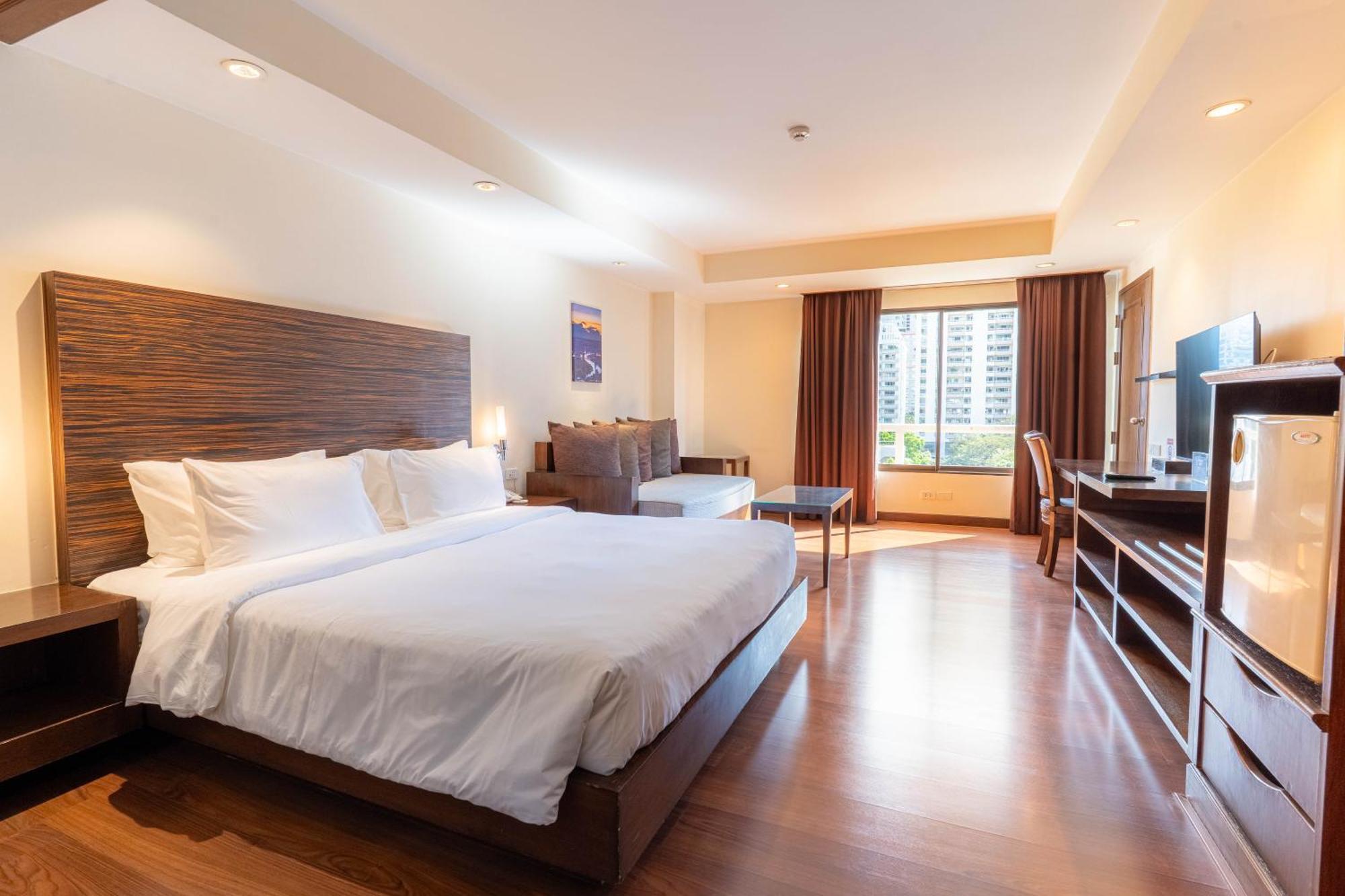 Journeyhub Sukhumvit 26, Bangkok - Formerly St James Hotel エクステリア 写真