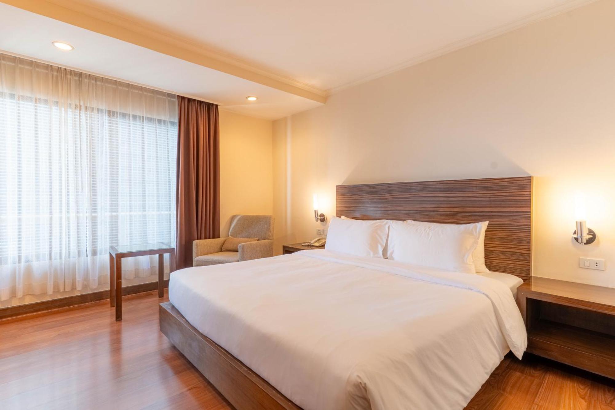 Journeyhub Sukhumvit 26, Bangkok - Formerly St James Hotel エクステリア 写真