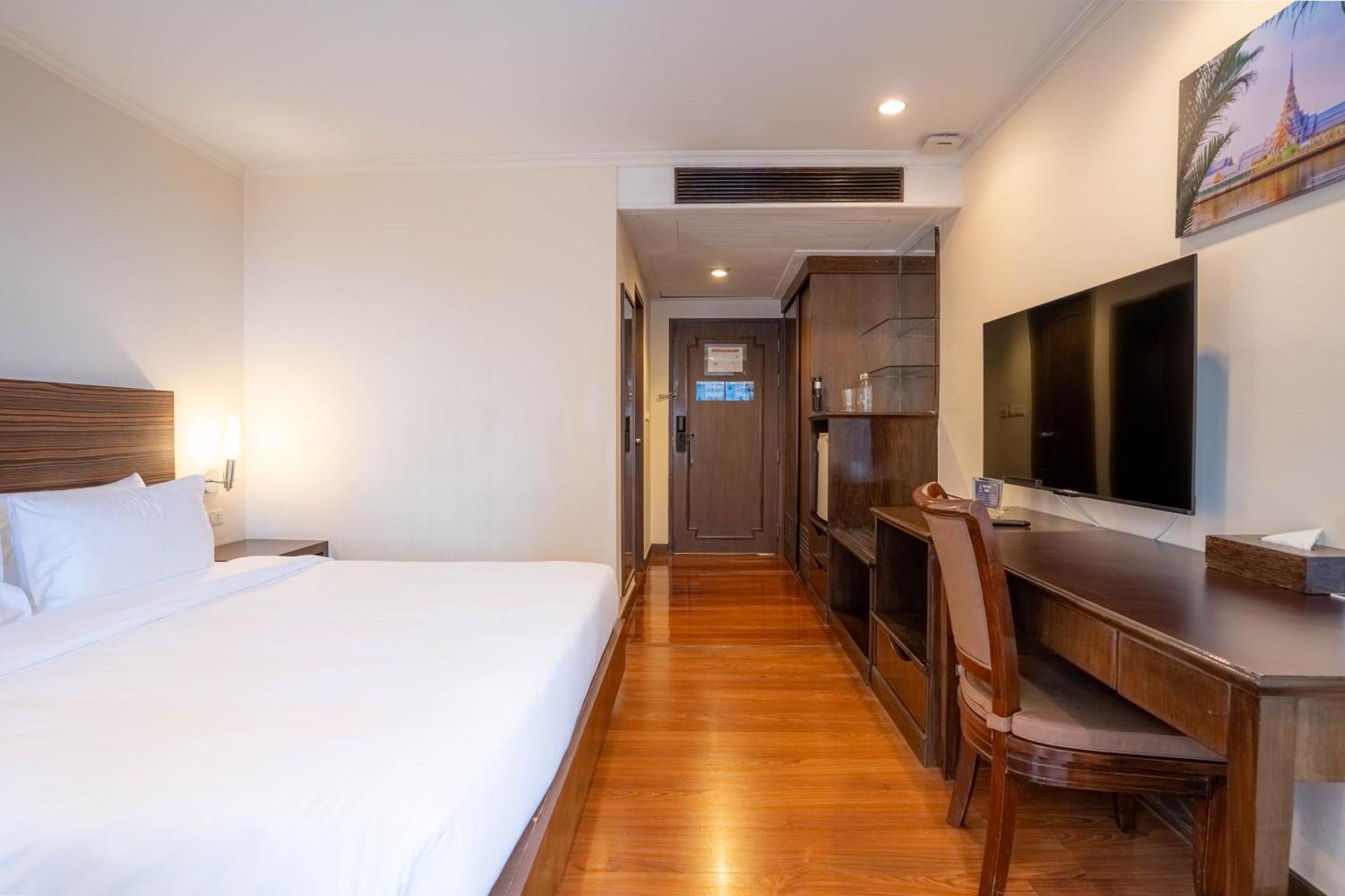 Journeyhub Sukhumvit 26, Bangkok - Formerly St James Hotel エクステリア 写真