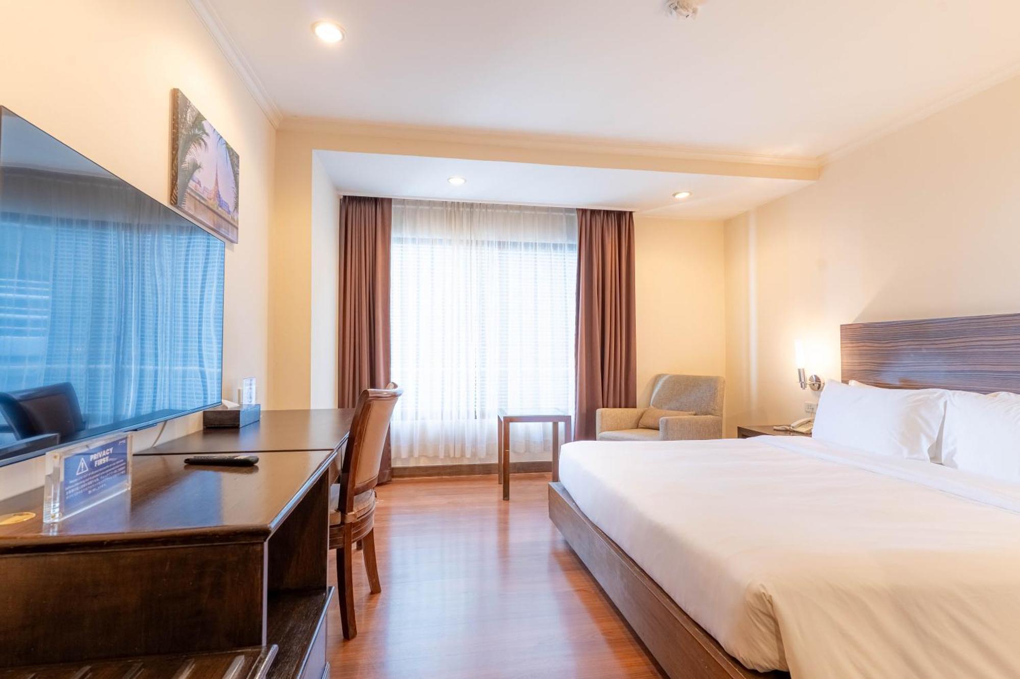 Journeyhub Sukhumvit 26, Bangkok - Formerly St James Hotel エクステリア 写真