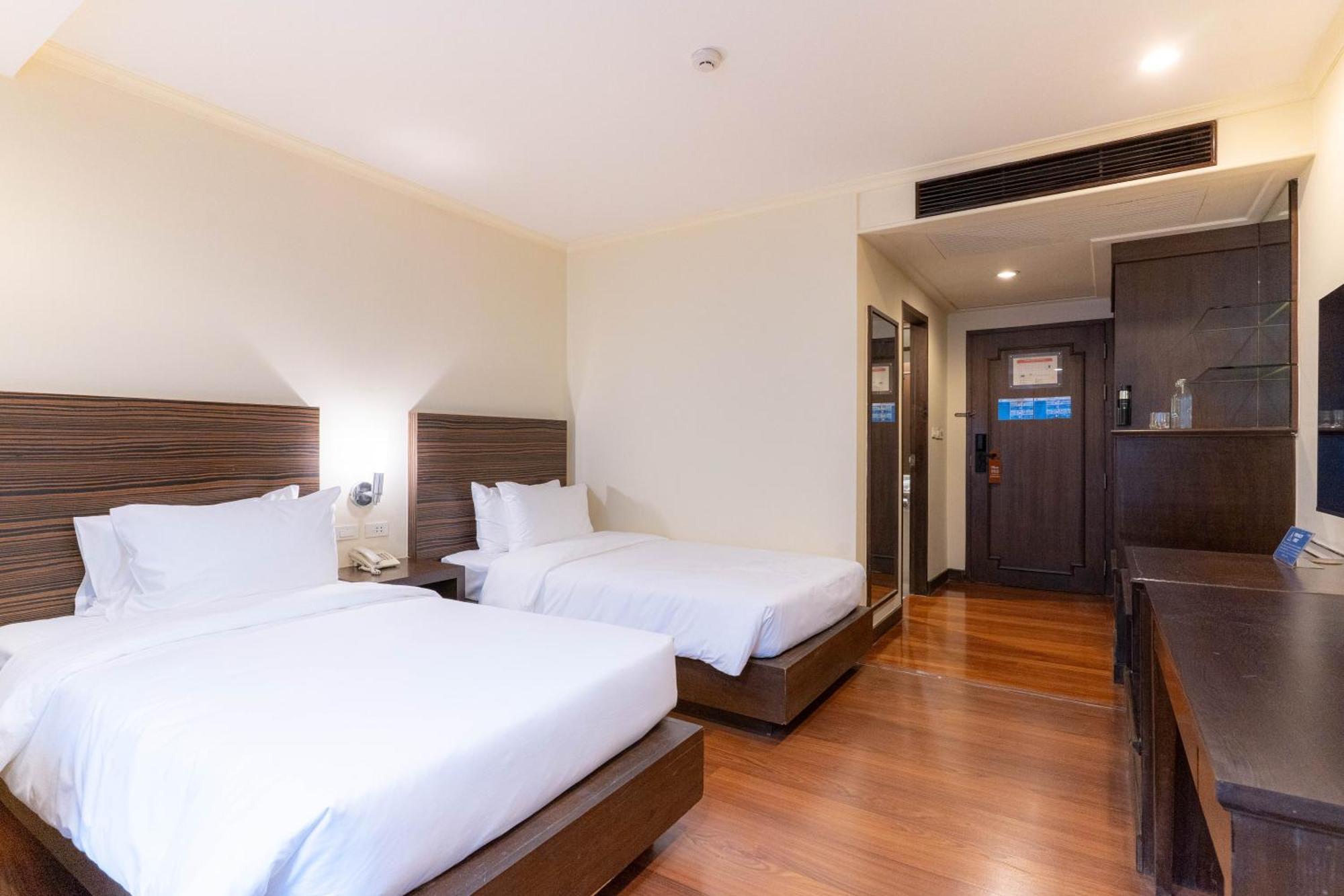 Journeyhub Sukhumvit 26, Bangkok - Formerly St James Hotel エクステリア 写真