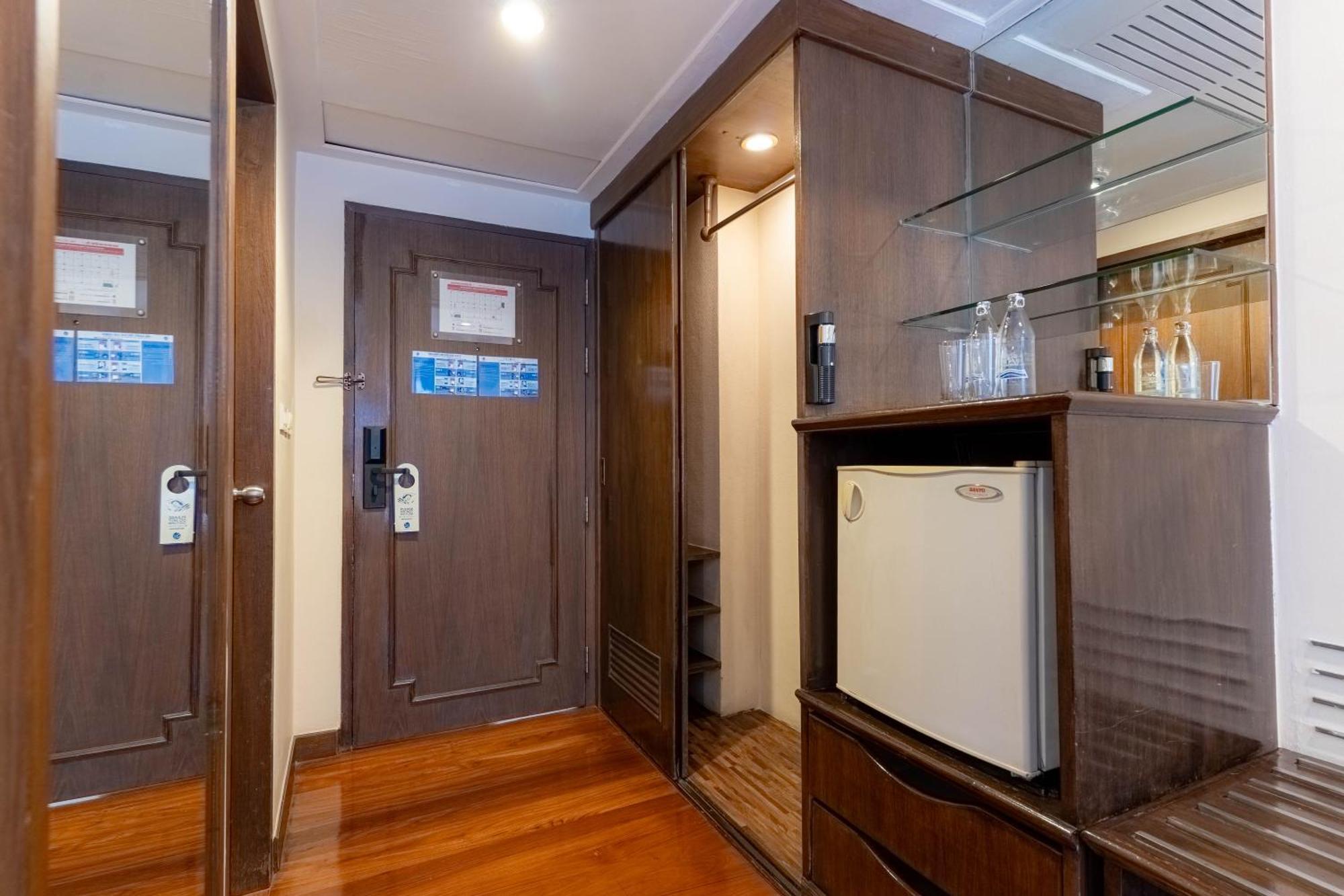 Journeyhub Sukhumvit 26, Bangkok - Formerly St James Hotel エクステリア 写真