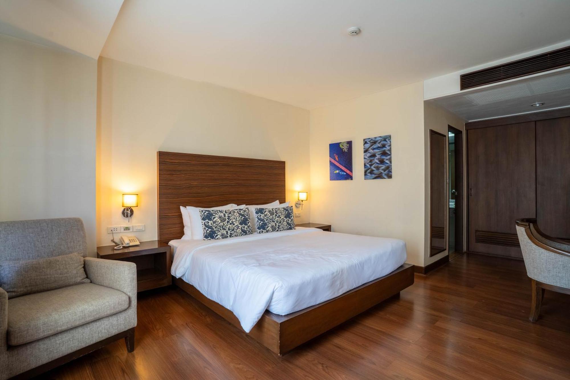 Journeyhub Sukhumvit 26, Bangkok - Formerly St James Hotel エクステリア 写真