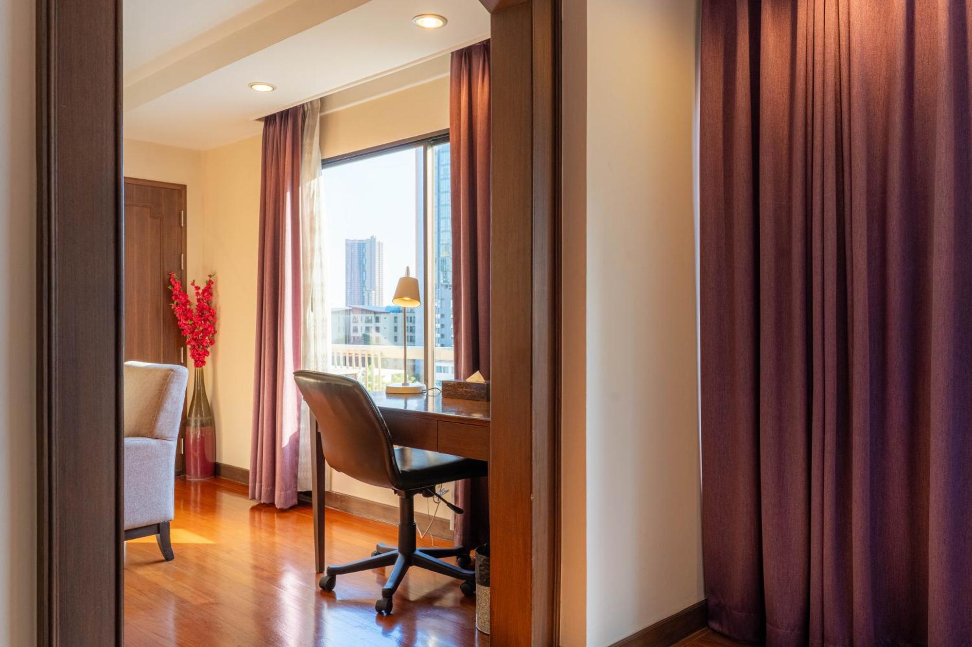 Journeyhub Sukhumvit 26, Bangkok - Formerly St James Hotel エクステリア 写真
