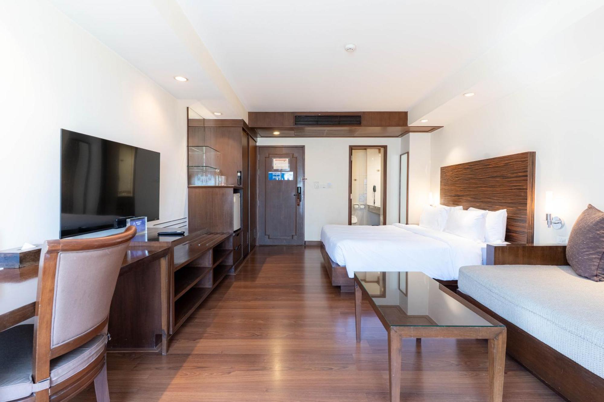 Journeyhub Sukhumvit 26, Bangkok - Formerly St James Hotel エクステリア 写真