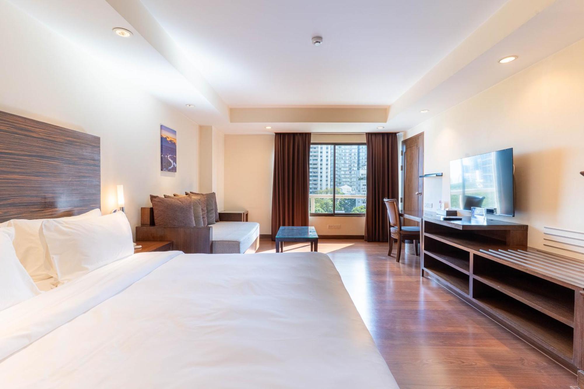 Journeyhub Sukhumvit 26, Bangkok - Formerly St James Hotel エクステリア 写真