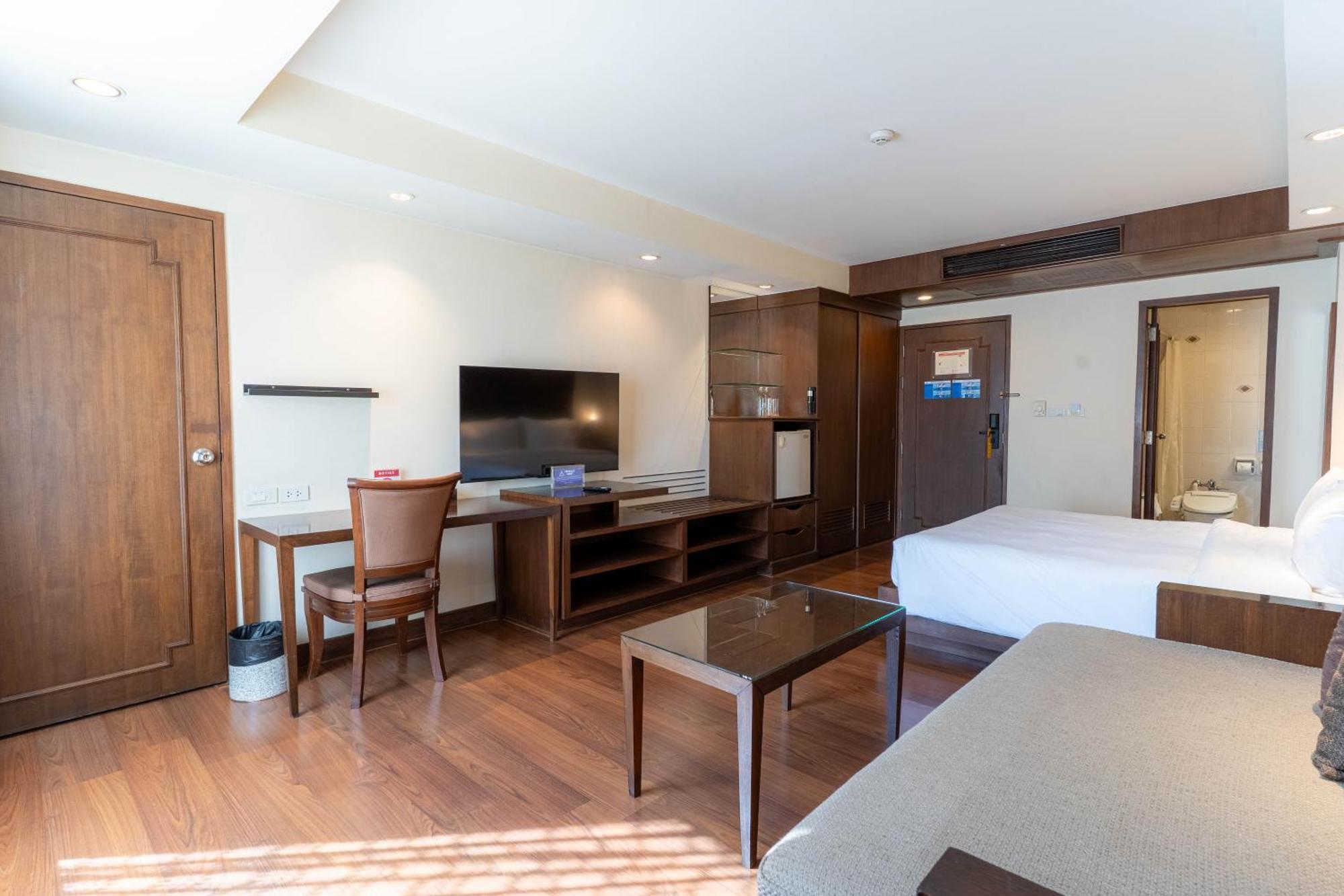 Journeyhub Sukhumvit 26, Bangkok - Formerly St James Hotel エクステリア 写真