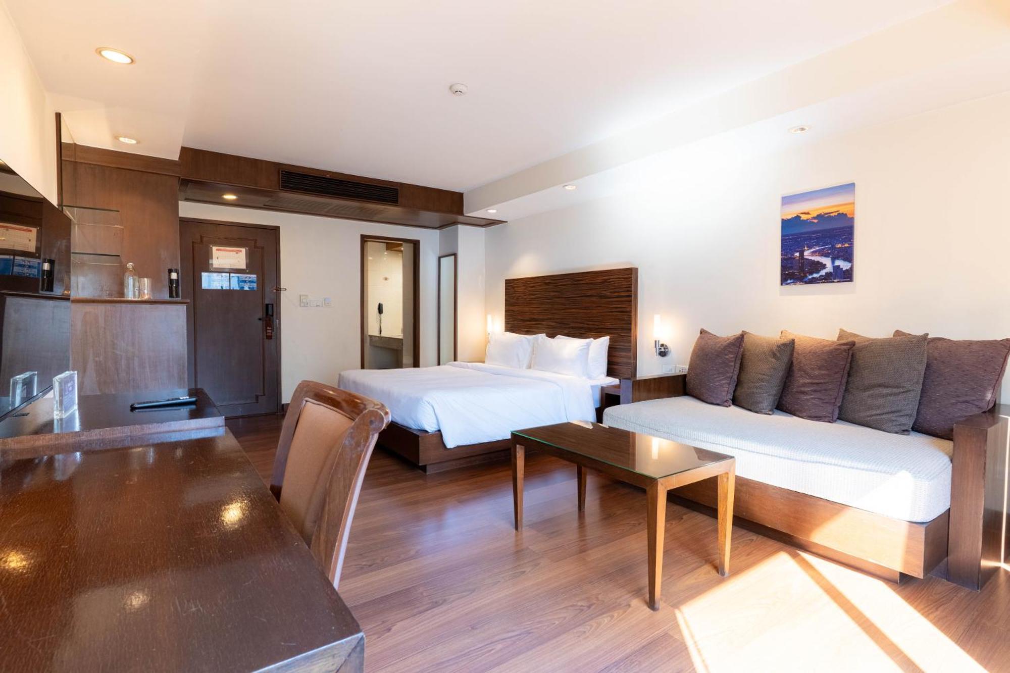 Journeyhub Sukhumvit 26, Bangkok - Formerly St James Hotel エクステリア 写真