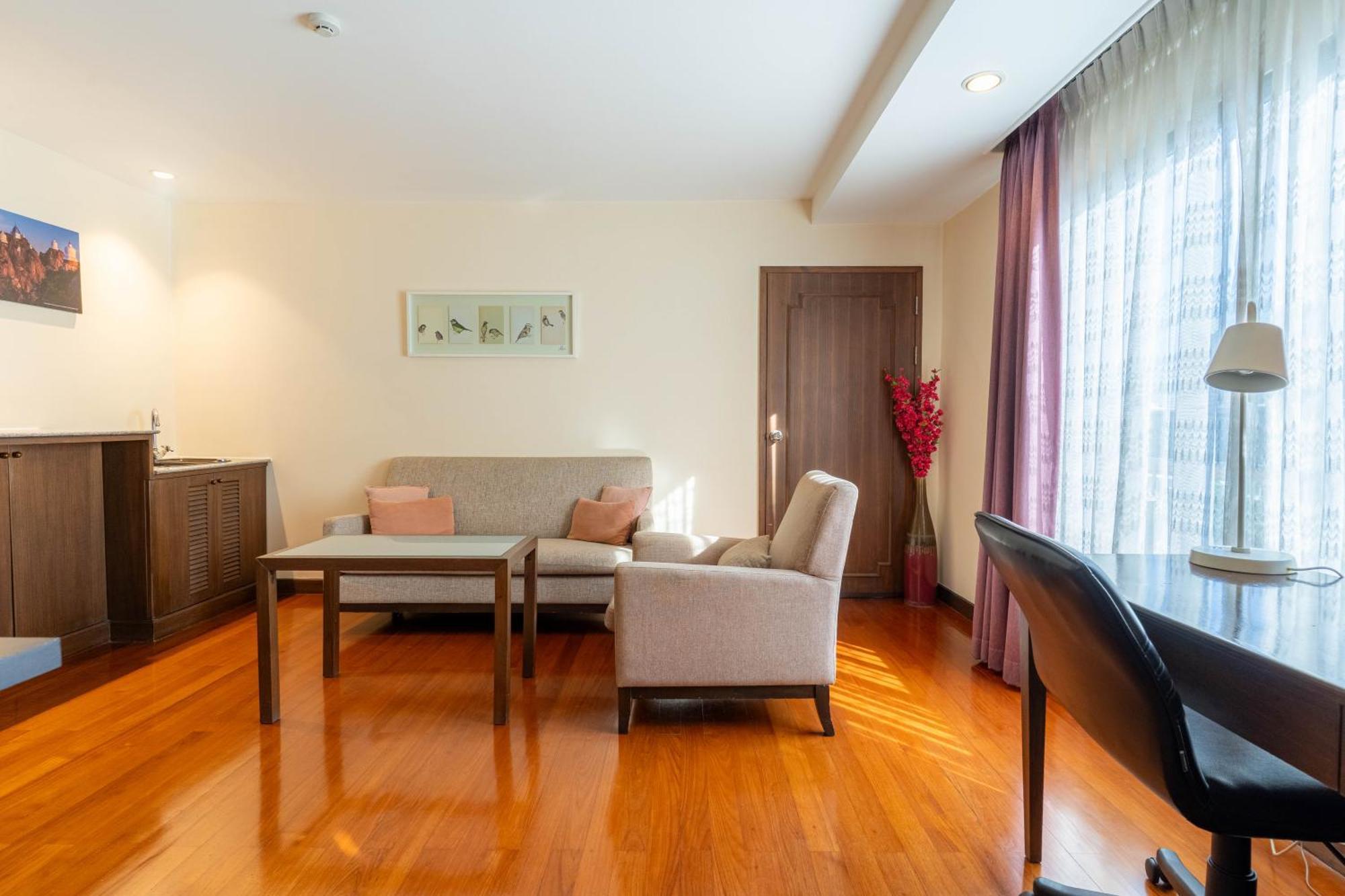 Journeyhub Sukhumvit 26, Bangkok - Formerly St James Hotel エクステリア 写真