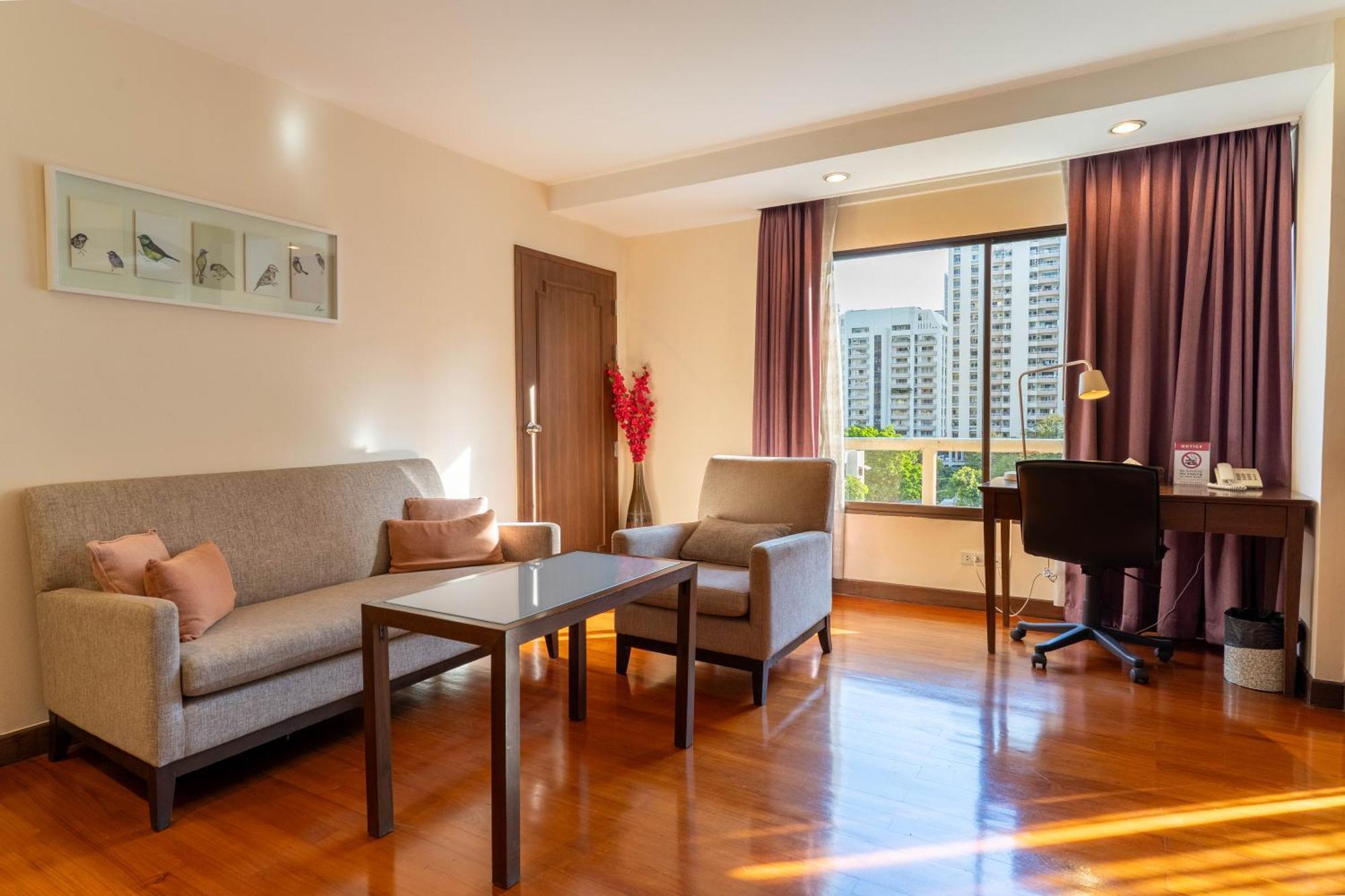Journeyhub Sukhumvit 26, Bangkok - Formerly St James Hotel エクステリア 写真