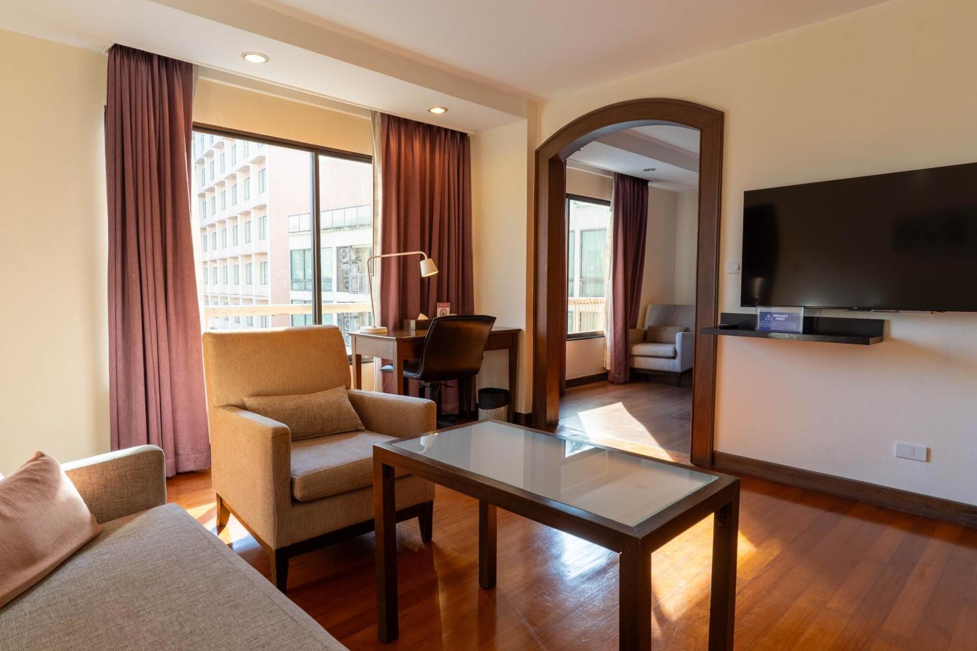 Journeyhub Sukhumvit 26, Bangkok - Formerly St James Hotel エクステリア 写真