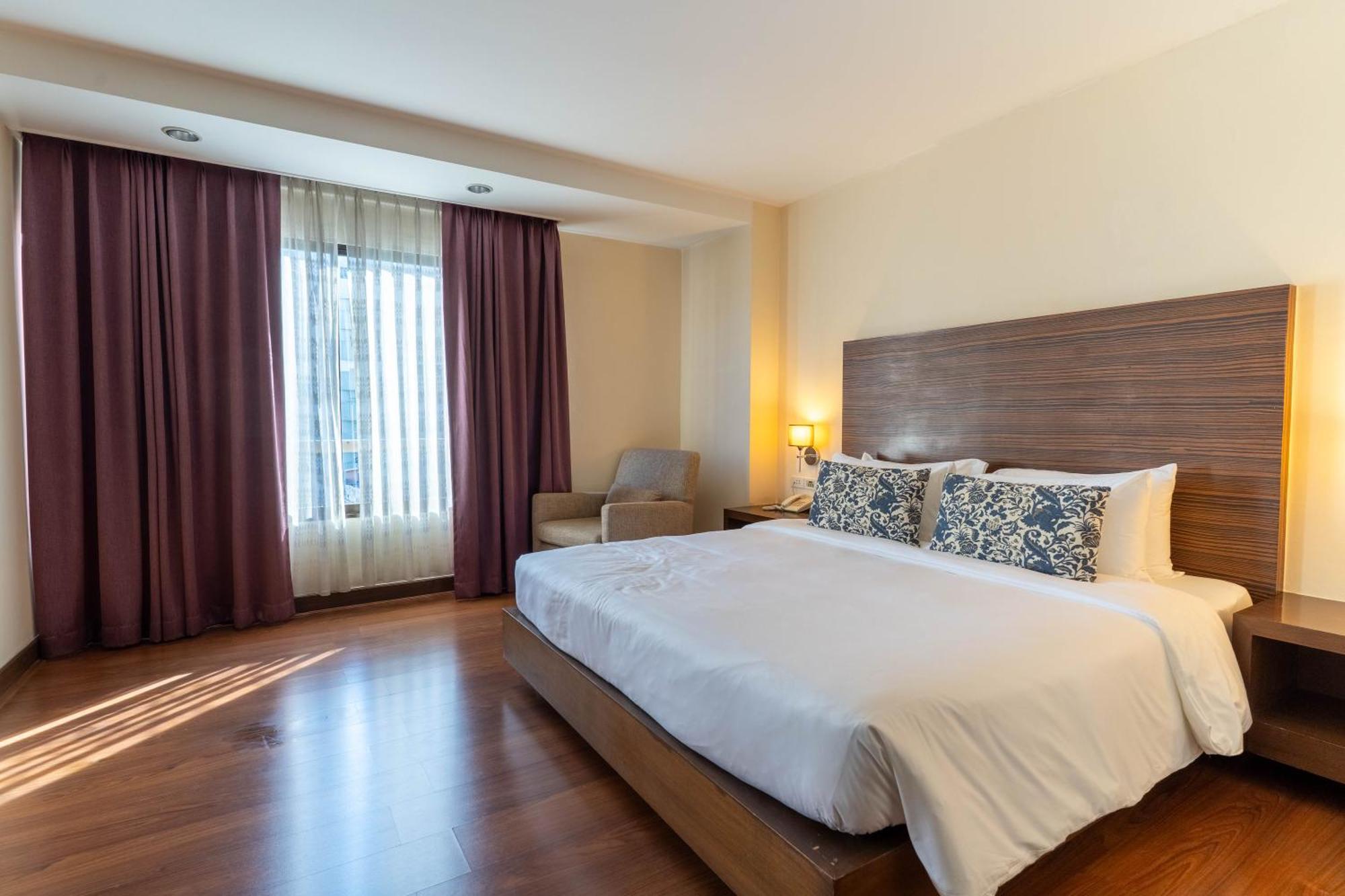 Journeyhub Sukhumvit 26, Bangkok - Formerly St James Hotel エクステリア 写真