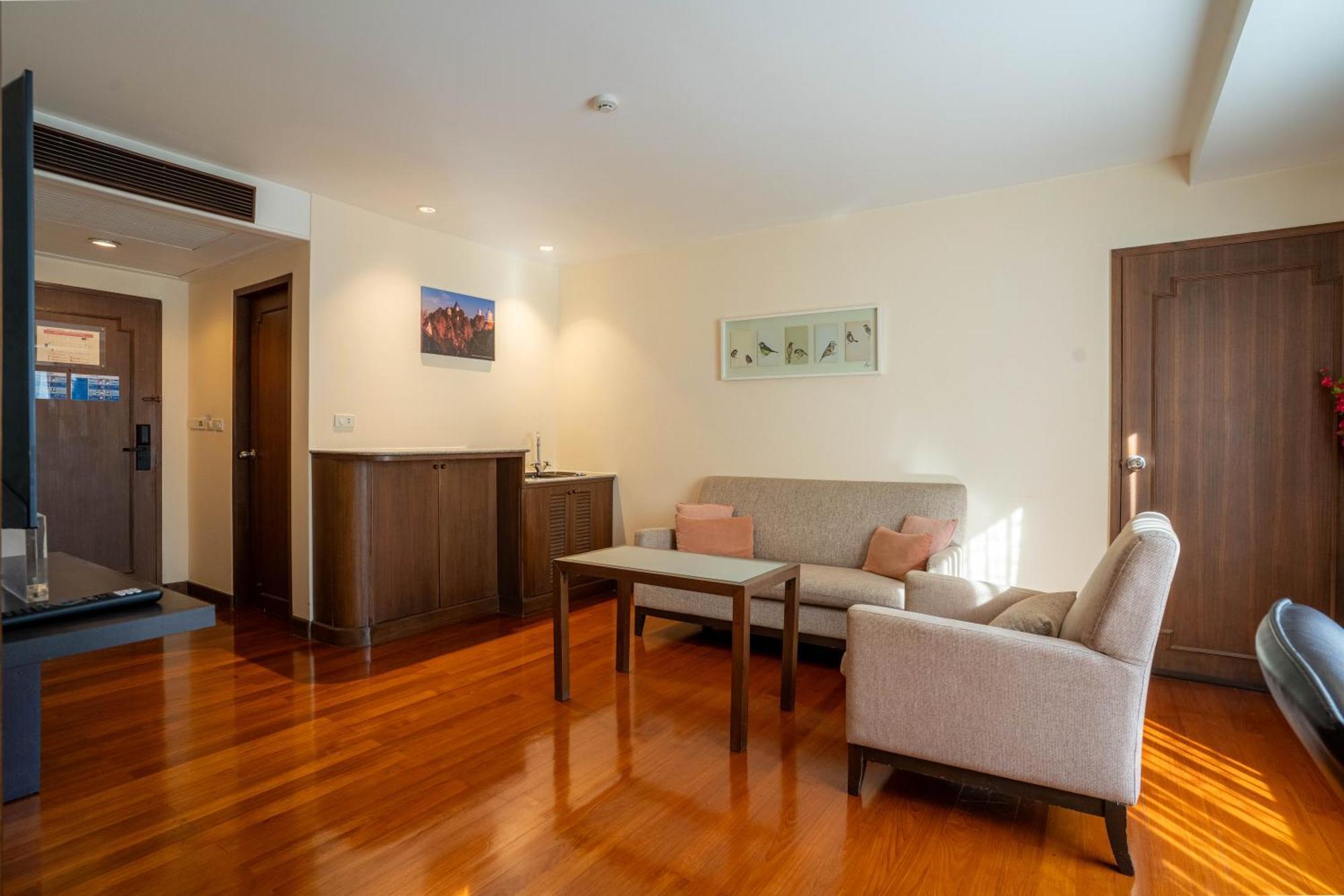 Journeyhub Sukhumvit 26, Bangkok - Formerly St James Hotel エクステリア 写真
