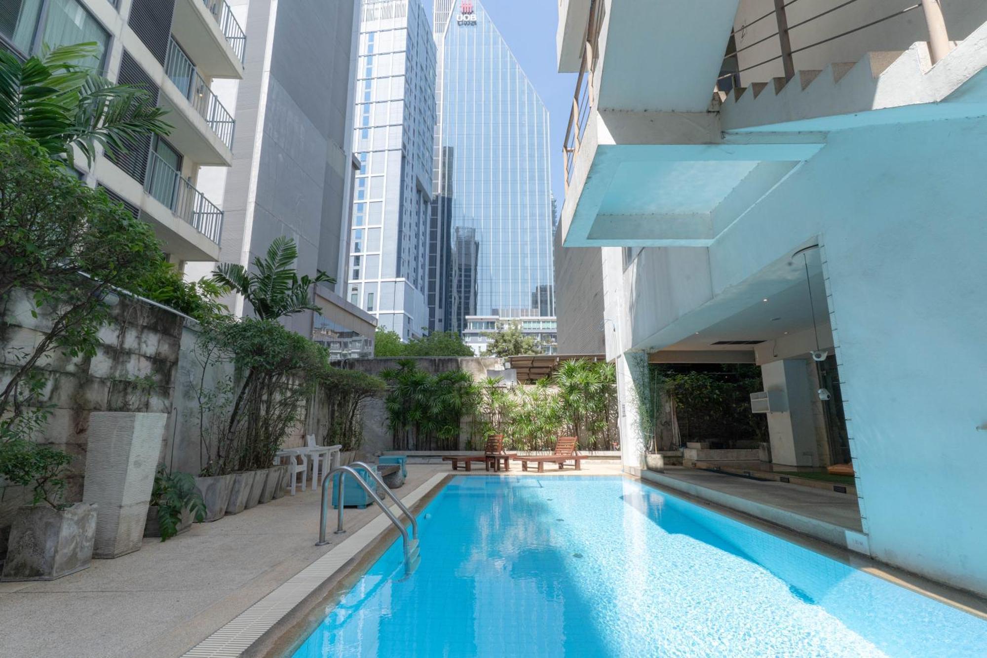 Journeyhub Sukhumvit 26, Bangkok - Formerly St James Hotel エクステリア 写真