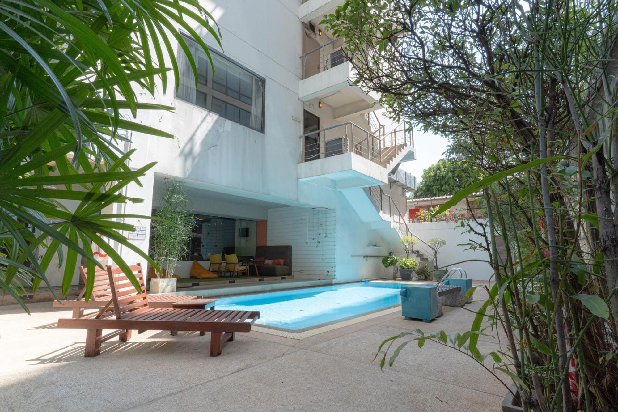 Journeyhub Sukhumvit 26, Bangkok - Formerly St James Hotel エクステリア 写真