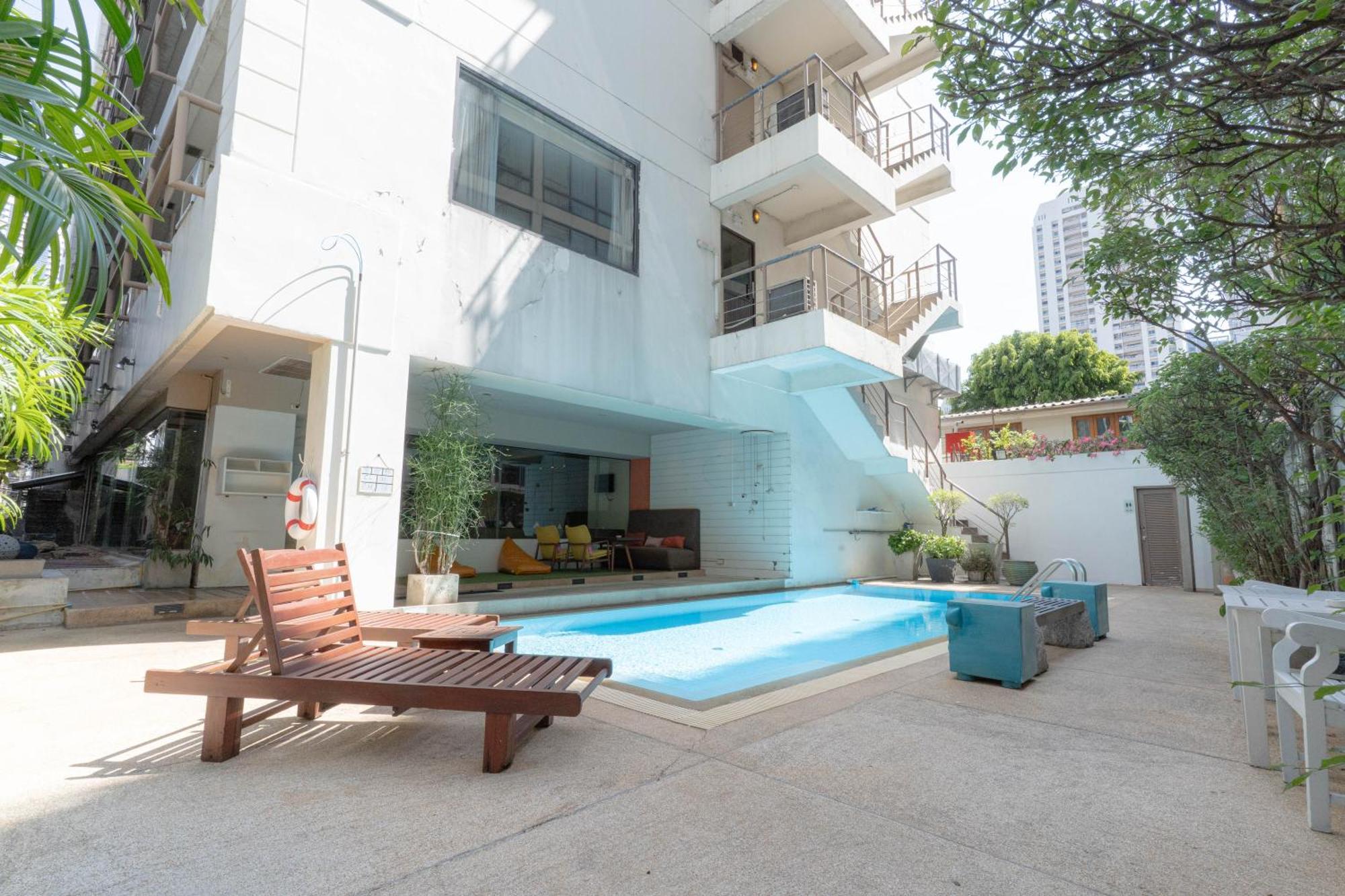 Journeyhub Sukhumvit 26, Bangkok - Formerly St James Hotel エクステリア 写真