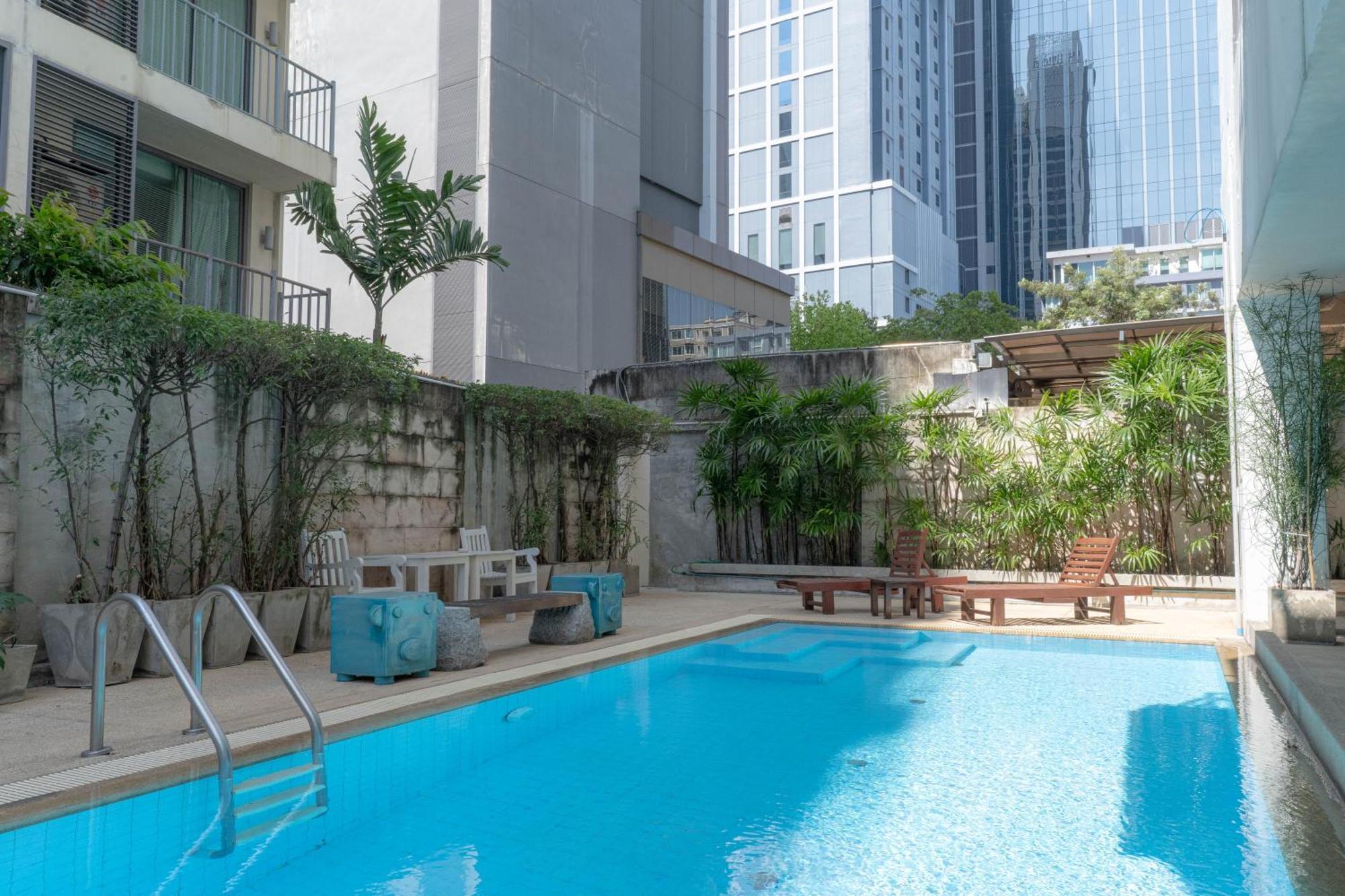 Journeyhub Sukhumvit 26, Bangkok - Formerly St James Hotel エクステリア 写真