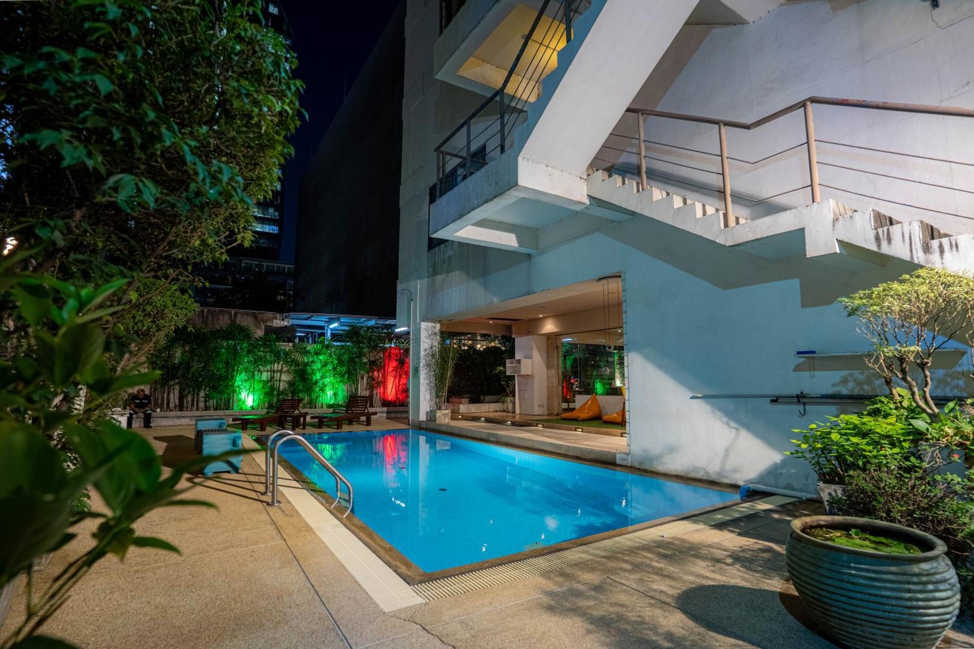 Journeyhub Sukhumvit 26, Bangkok - Formerly St James Hotel エクステリア 写真