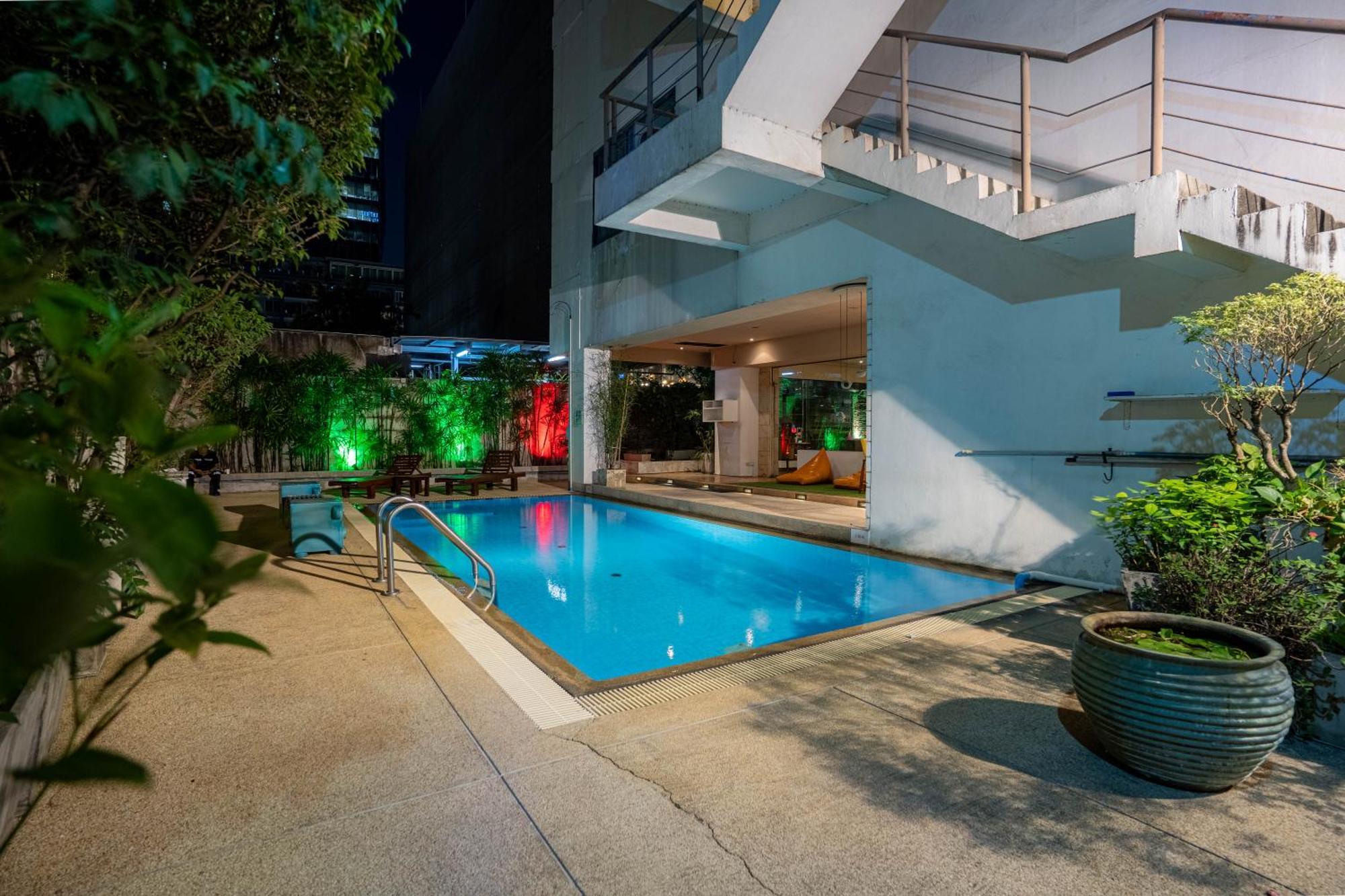Journeyhub Sukhumvit 26, Bangkok - Formerly St James Hotel エクステリア 写真