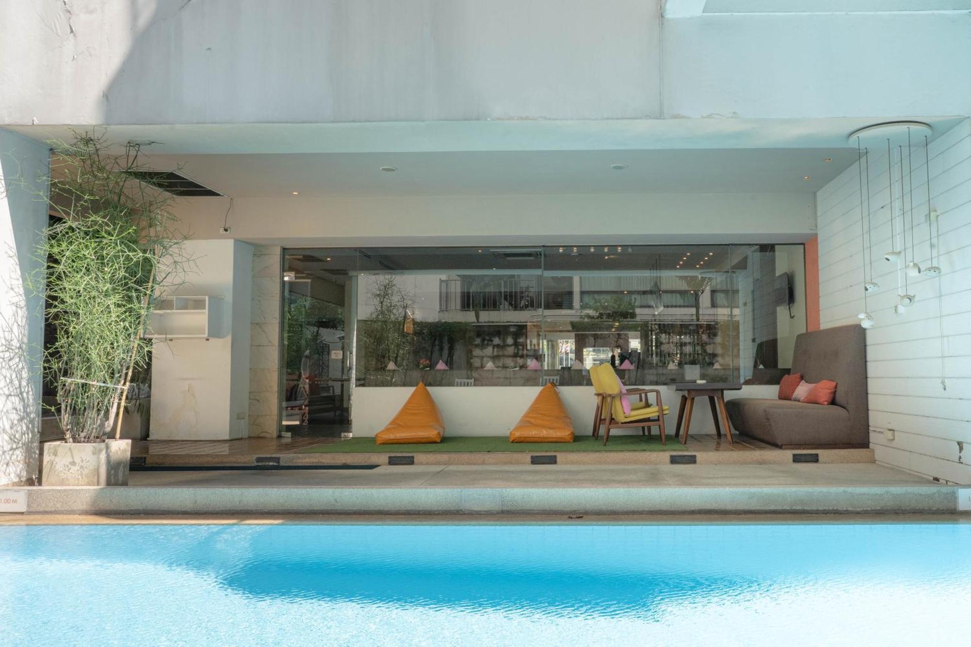 Journeyhub Sukhumvit 26, Bangkok - Formerly St James Hotel エクステリア 写真