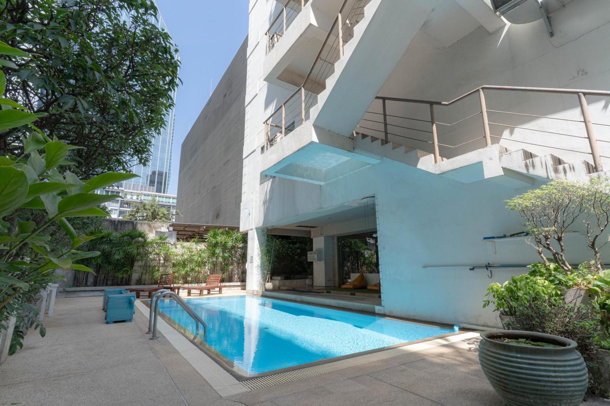 Journeyhub Sukhumvit 26, Bangkok - Formerly St James Hotel エクステリア 写真