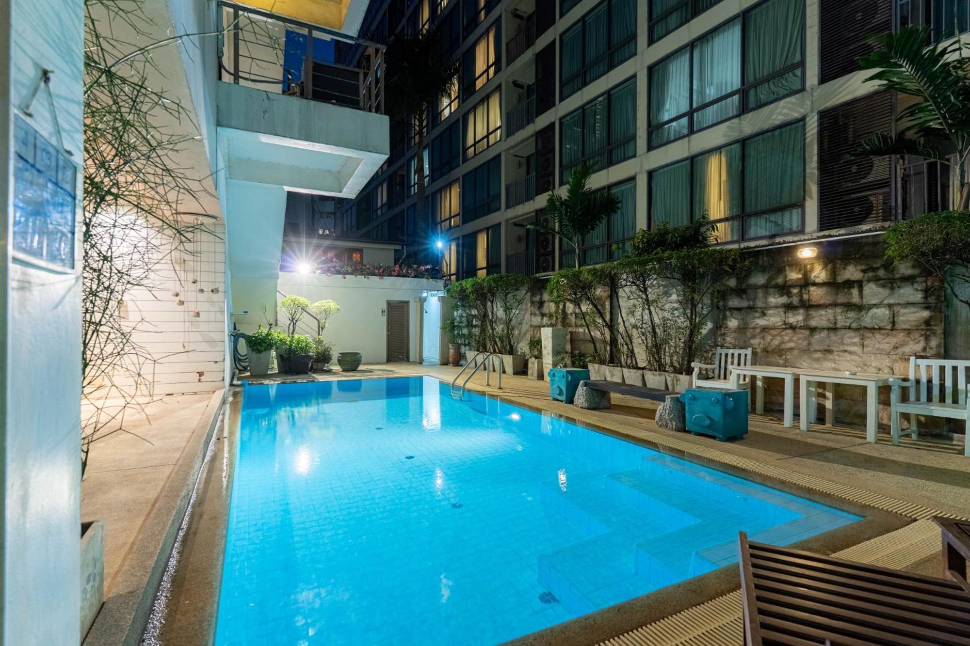 Journeyhub Sukhumvit 26, Bangkok - Formerly St James Hotel エクステリア 写真