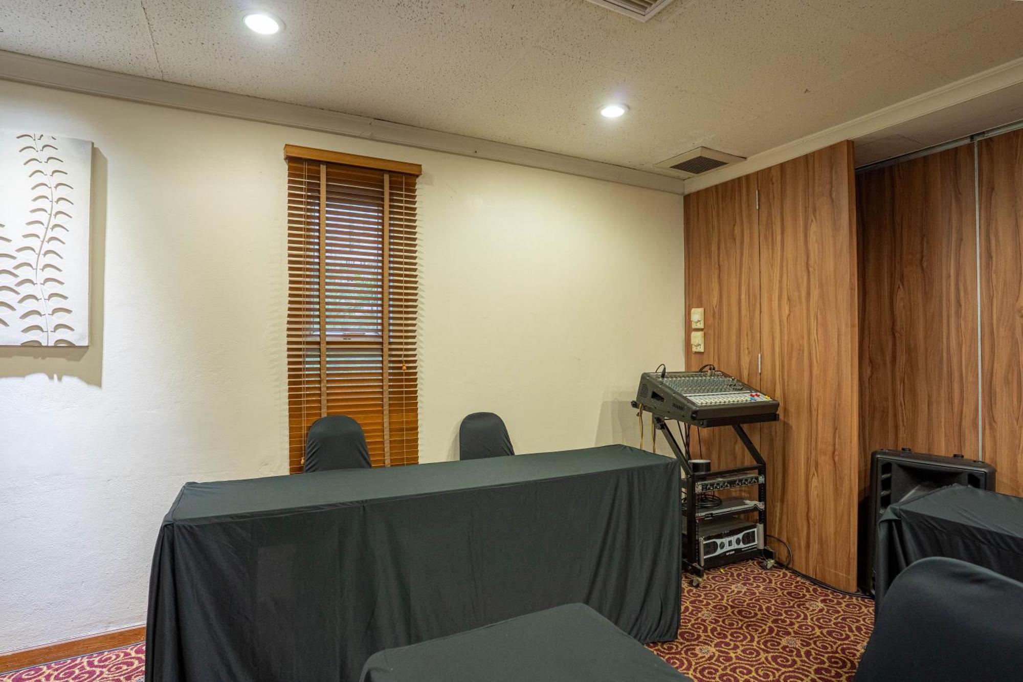 Journeyhub Sukhumvit 26, Bangkok - Formerly St James Hotel エクステリア 写真