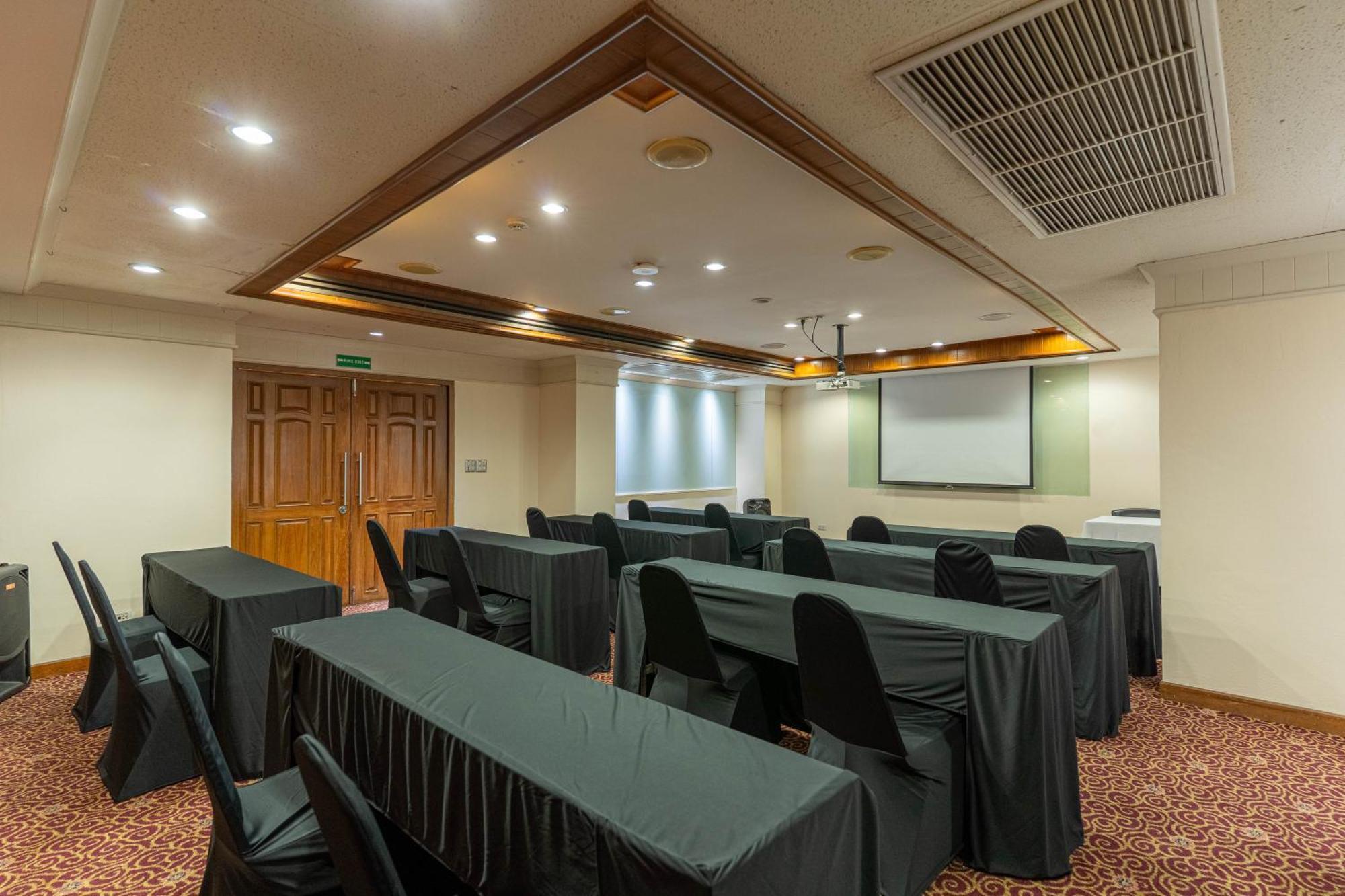 Journeyhub Sukhumvit 26, Bangkok - Formerly St James Hotel エクステリア 写真