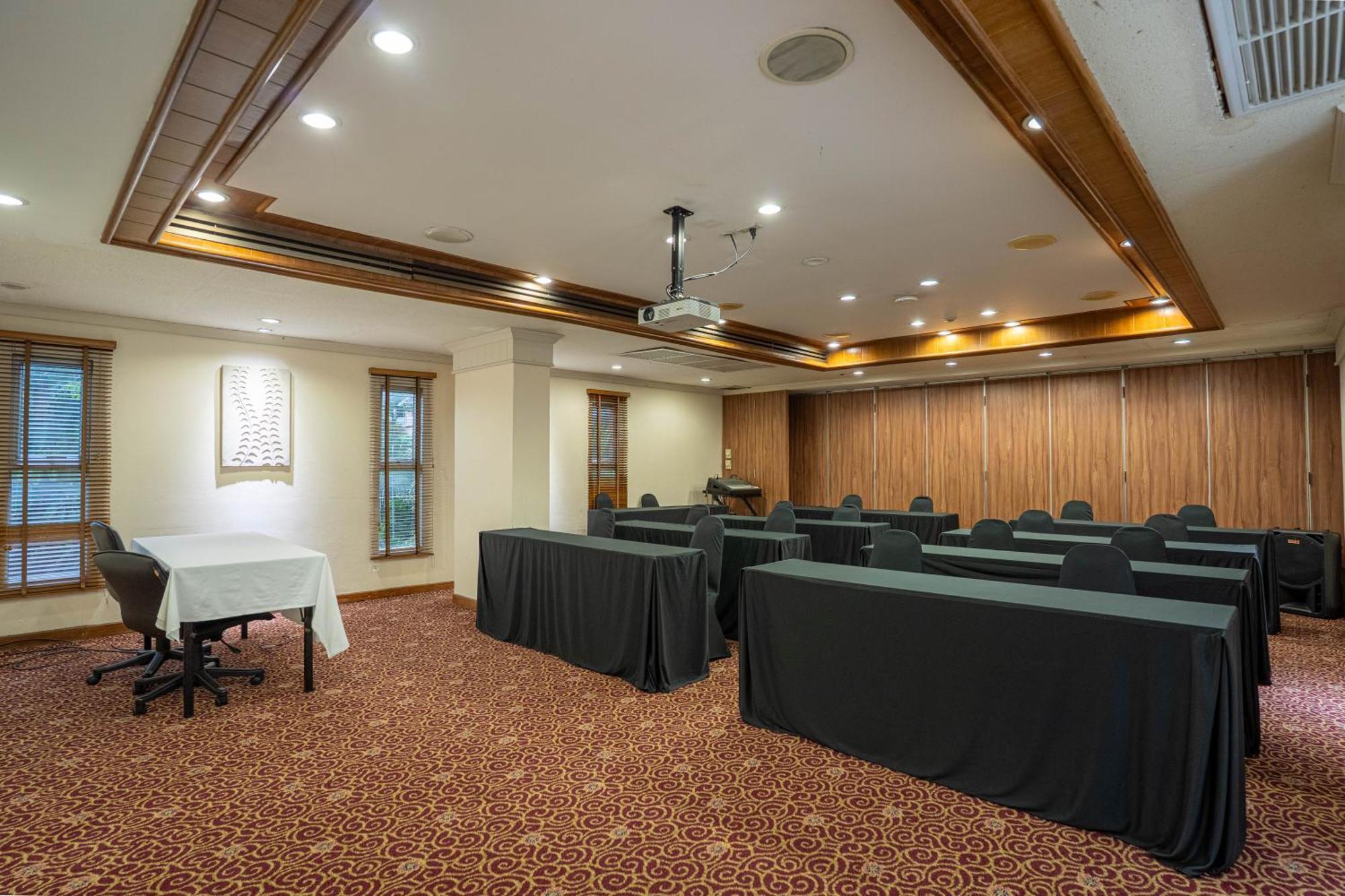 Journeyhub Sukhumvit 26, Bangkok - Formerly St James Hotel エクステリア 写真