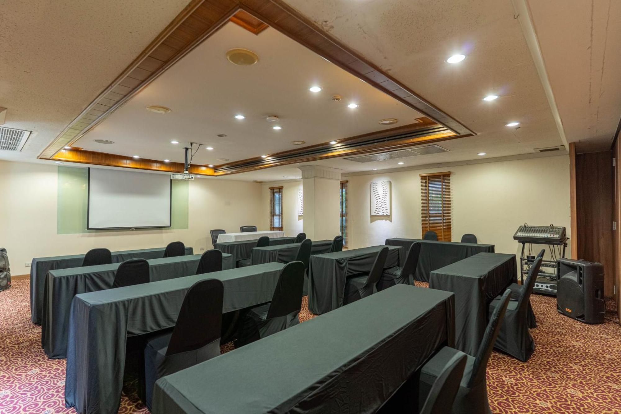 Journeyhub Sukhumvit 26, Bangkok - Formerly St James Hotel エクステリア 写真