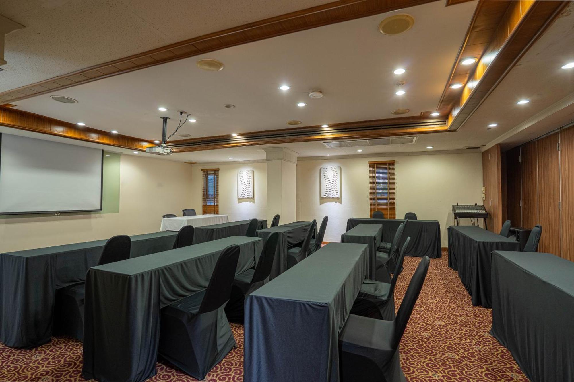 Journeyhub Sukhumvit 26, Bangkok - Formerly St James Hotel エクステリア 写真