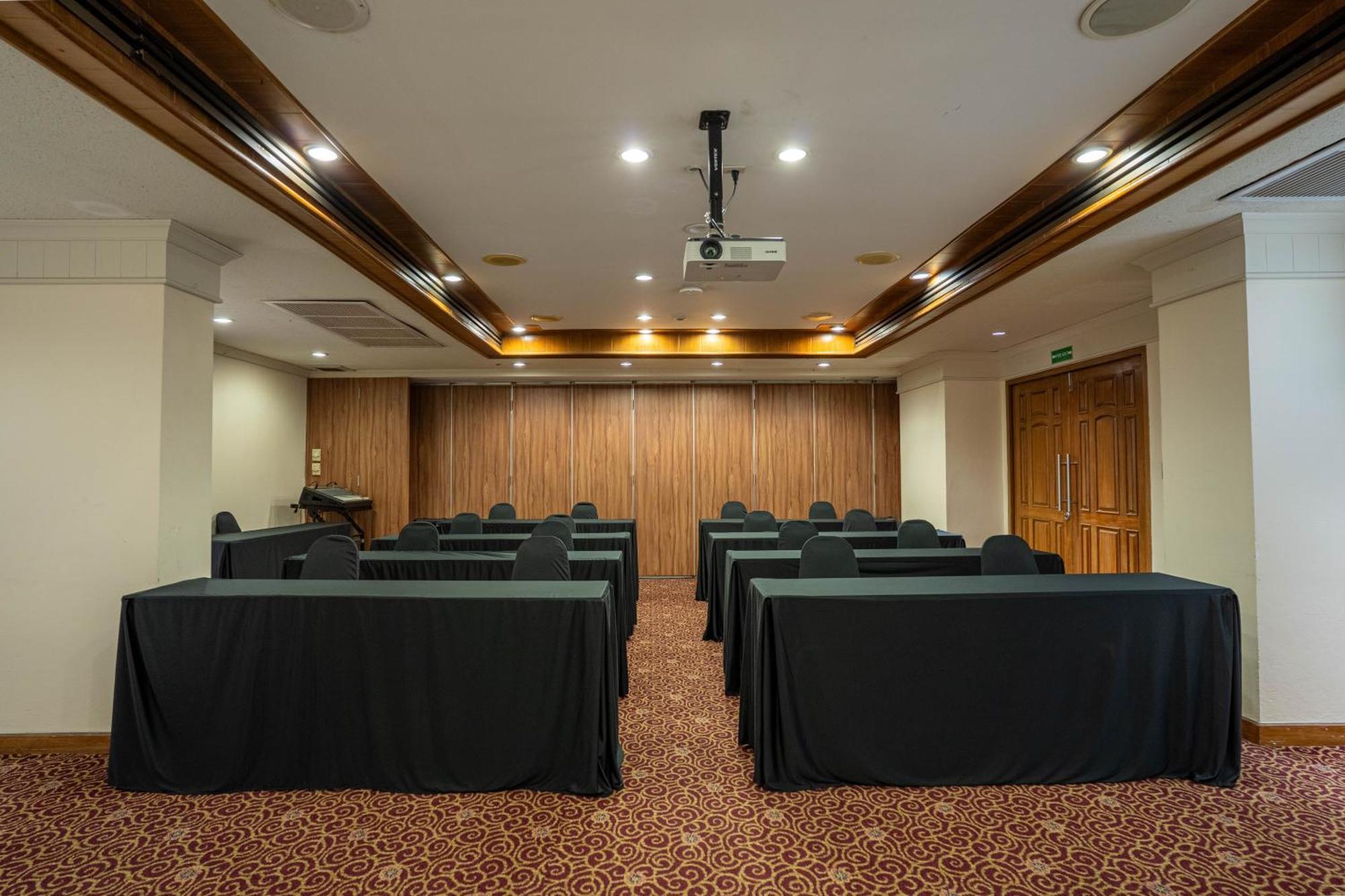 Journeyhub Sukhumvit 26, Bangkok - Formerly St James Hotel エクステリア 写真