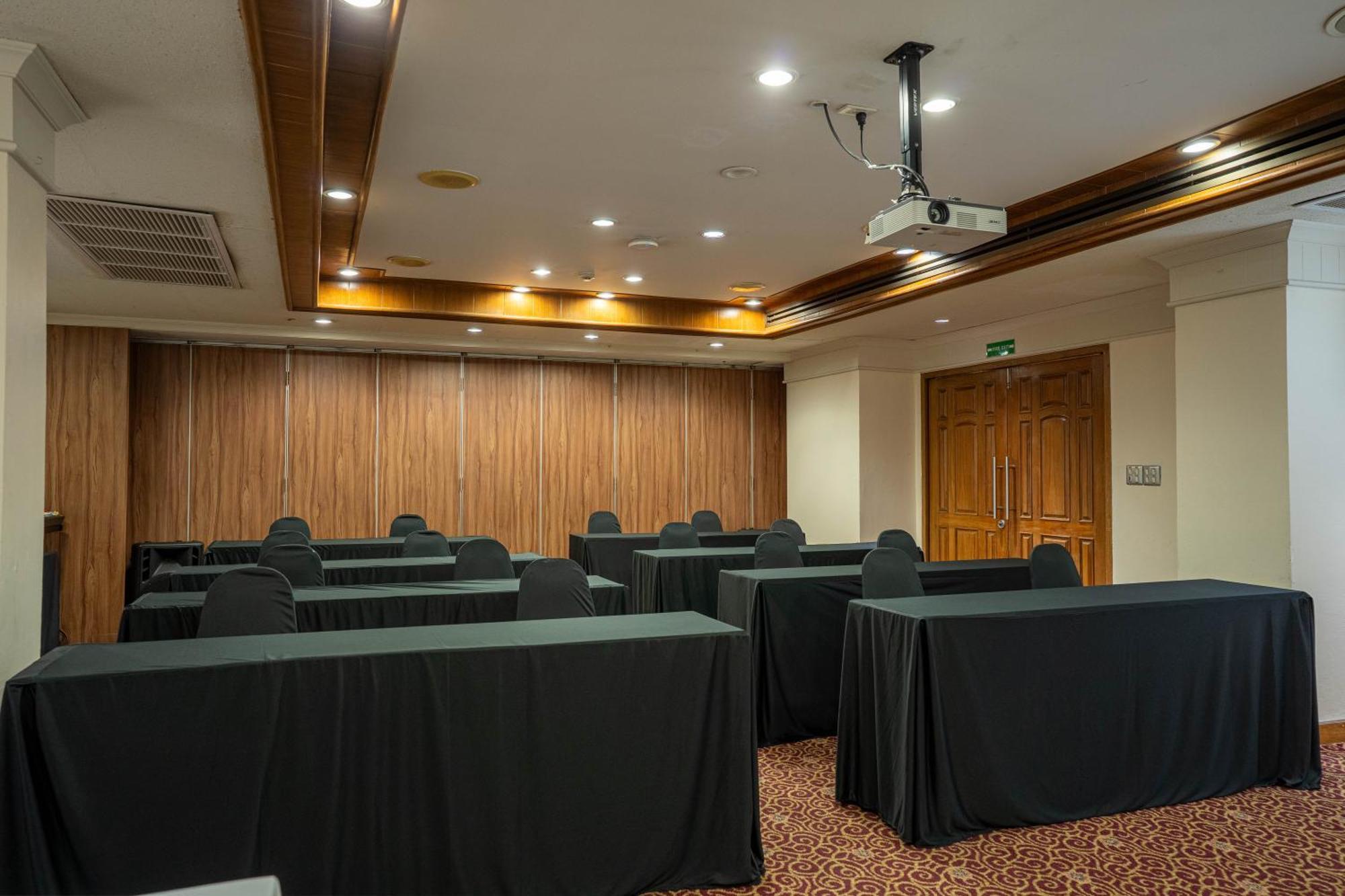 Journeyhub Sukhumvit 26, Bangkok - Formerly St James Hotel エクステリア 写真