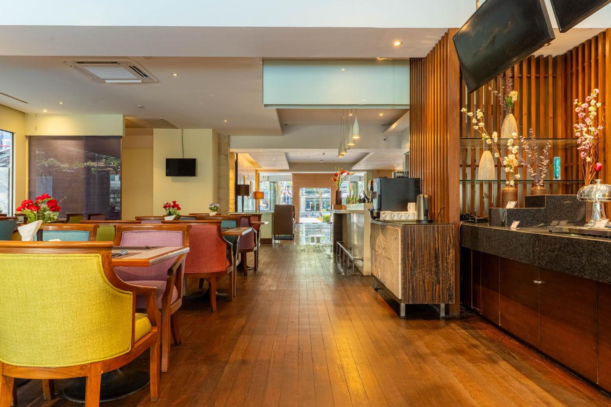 Journeyhub Sukhumvit 26, Bangkok - Formerly St James Hotel エクステリア 写真