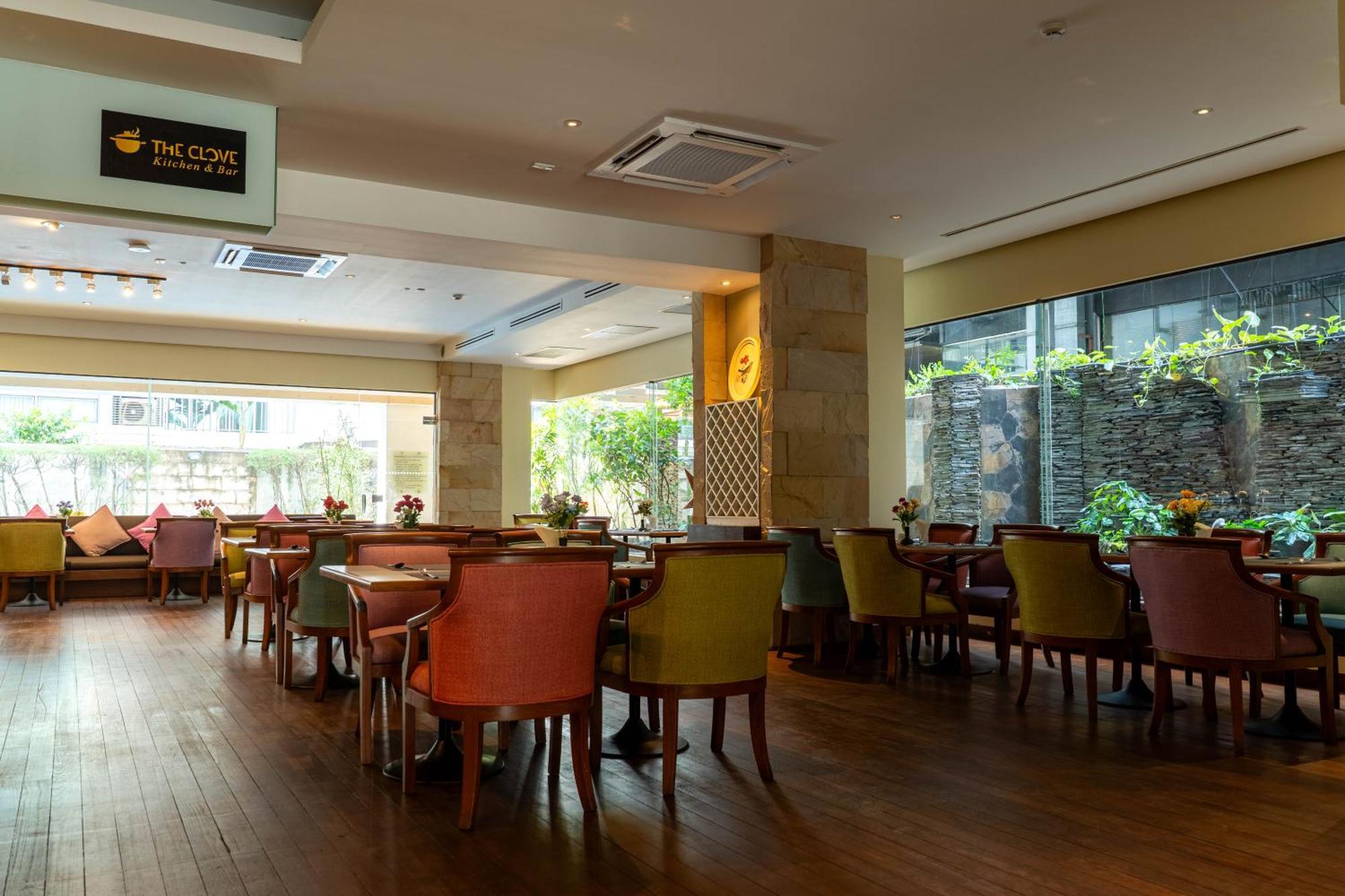Journeyhub Sukhumvit 26, Bangkok - Formerly St James Hotel エクステリア 写真