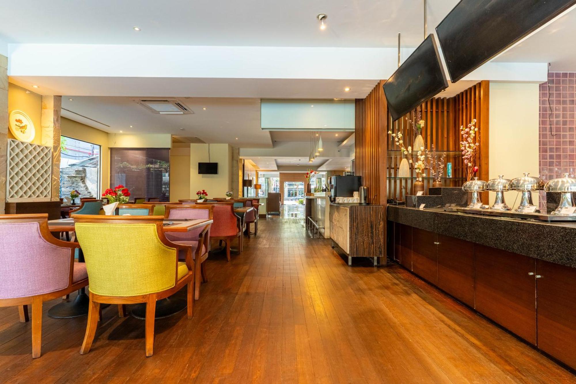 Journeyhub Sukhumvit 26, Bangkok - Formerly St James Hotel エクステリア 写真