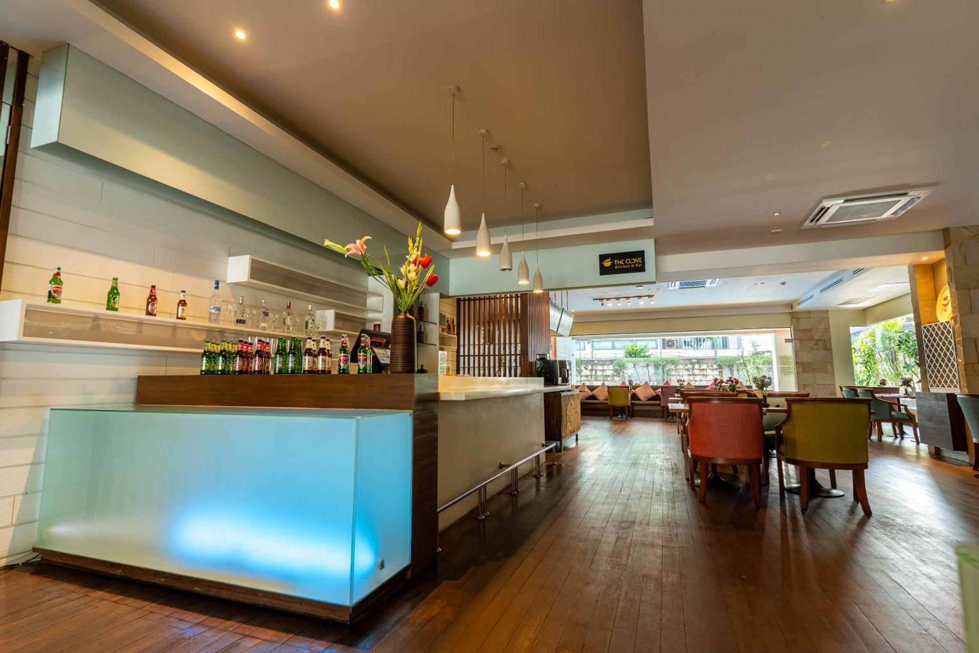 Journeyhub Sukhumvit 26, Bangkok - Formerly St James Hotel エクステリア 写真