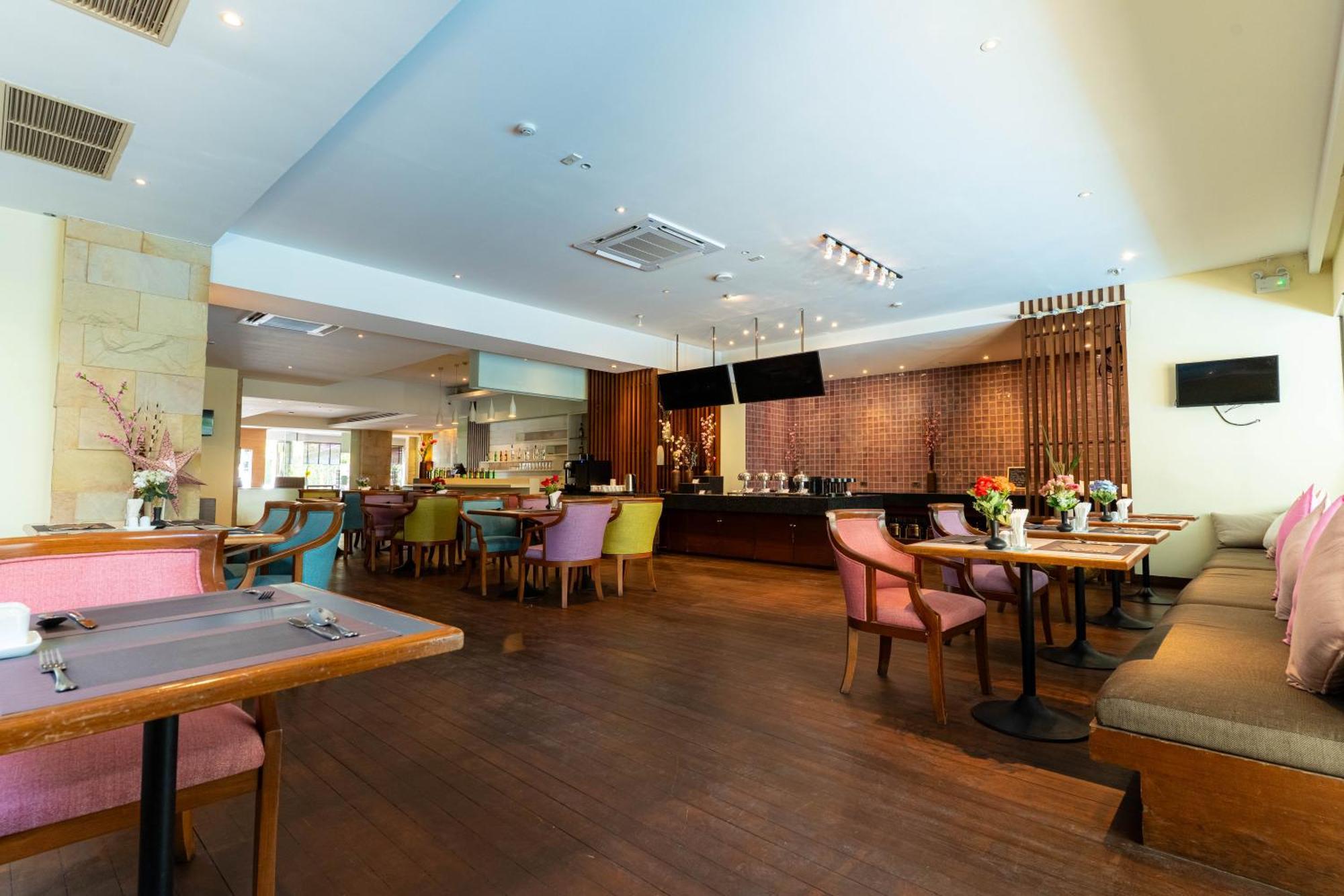 Journeyhub Sukhumvit 26, Bangkok - Formerly St James Hotel エクステリア 写真