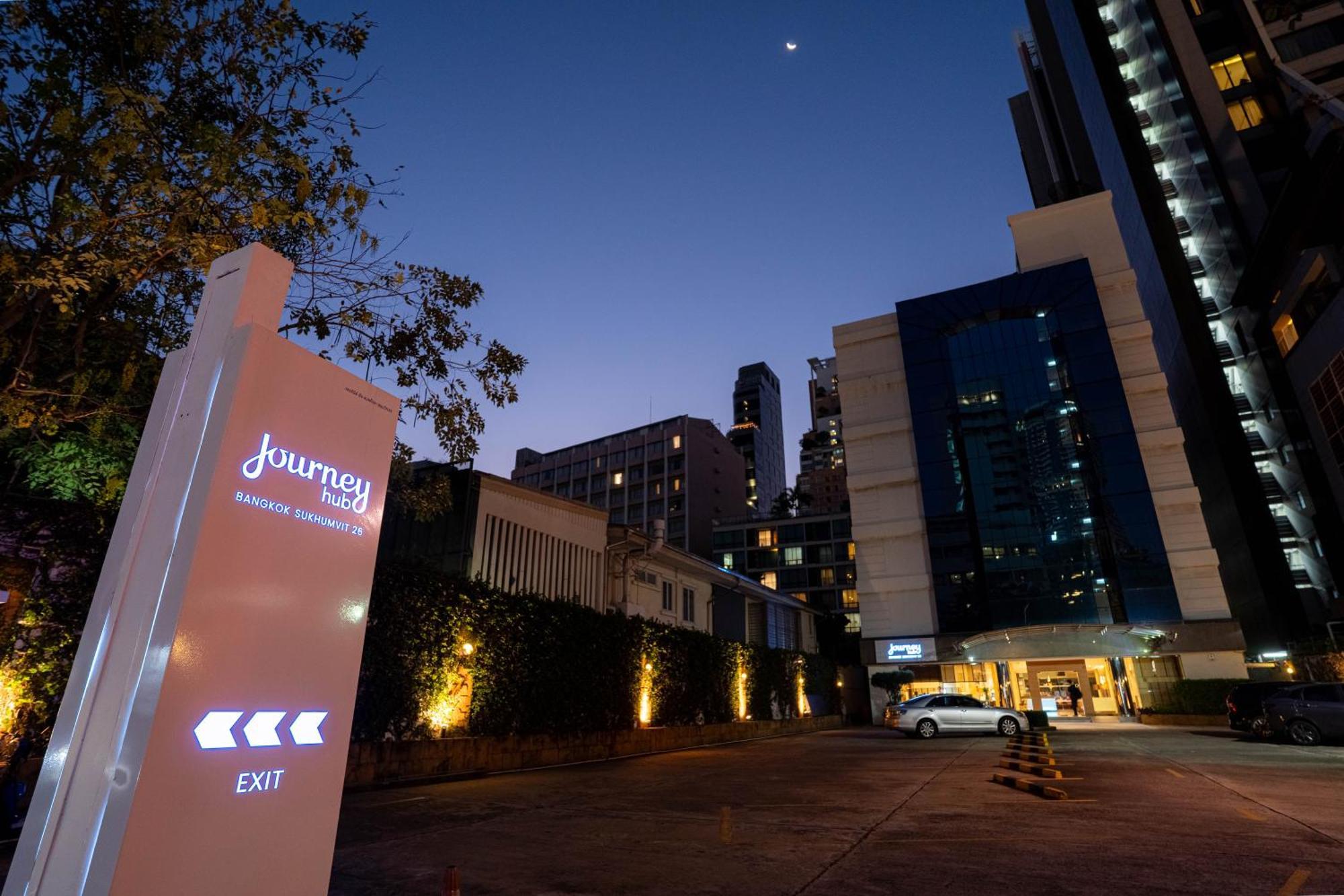 Journeyhub Sukhumvit 26, Bangkok - Formerly St James Hotel エクステリア 写真